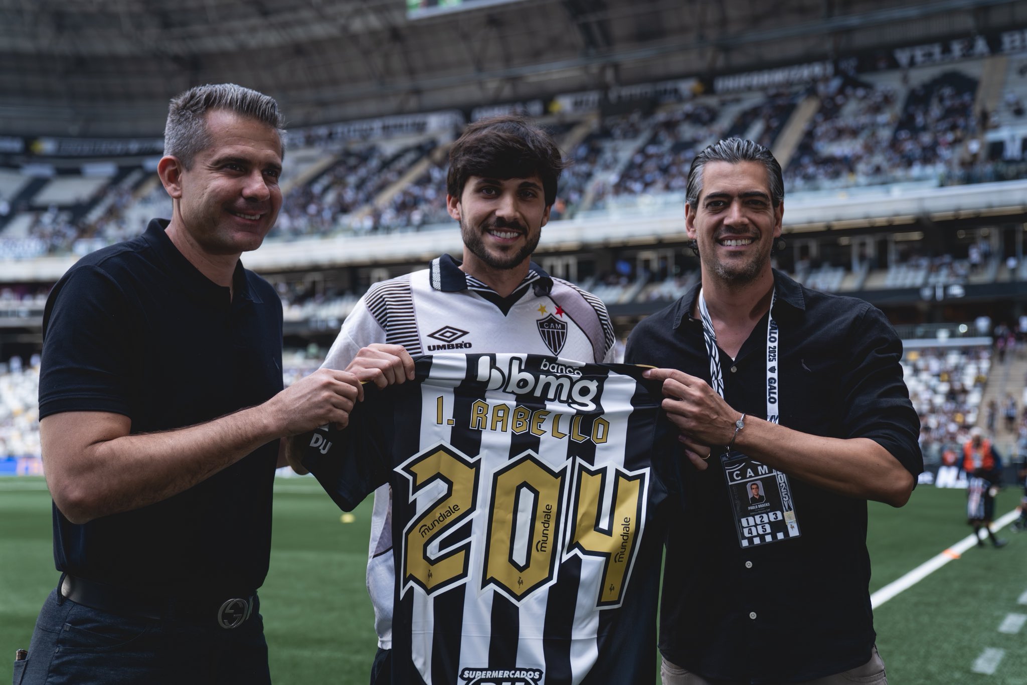 Rumo ao Fluminense, Igor Rabello é homenageado pelo Atlético-MG