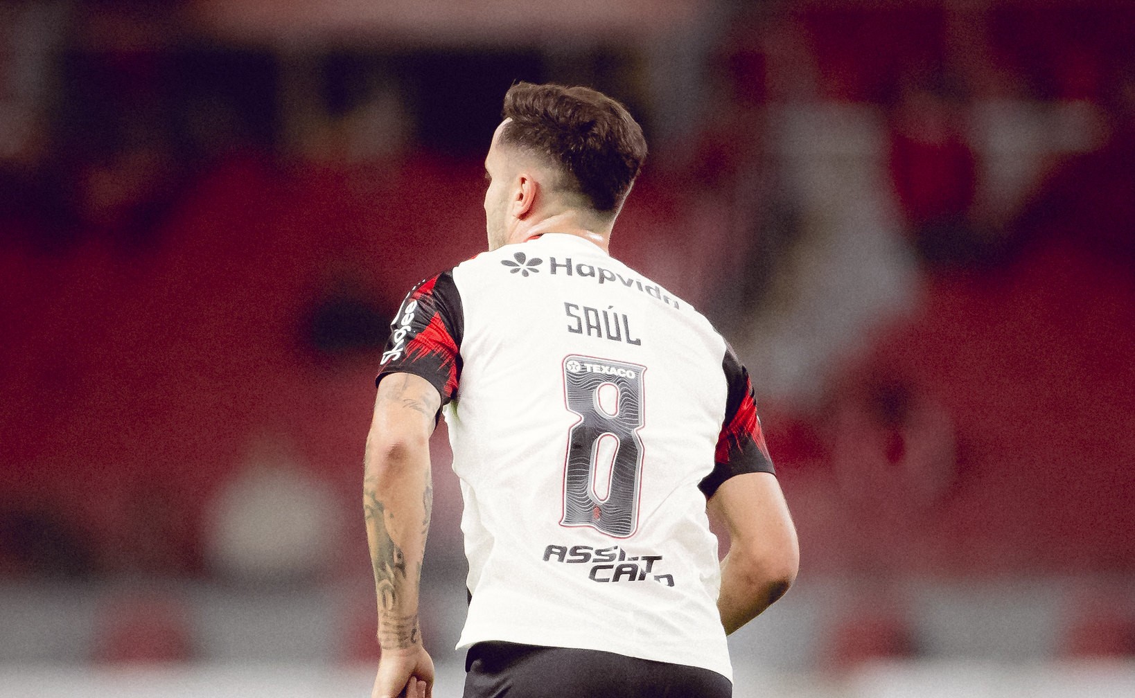 Saúl, do Flamengo, celebra chegada do filho em evento no Rio de Janeiro