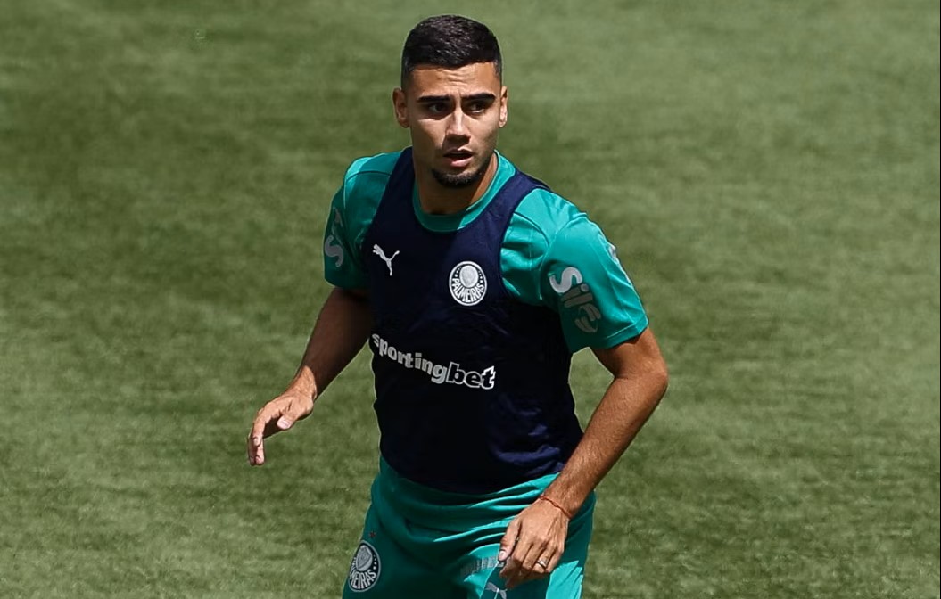 Andreas Pereira fica no banco na escalação do Palmeiras contra o Internacional