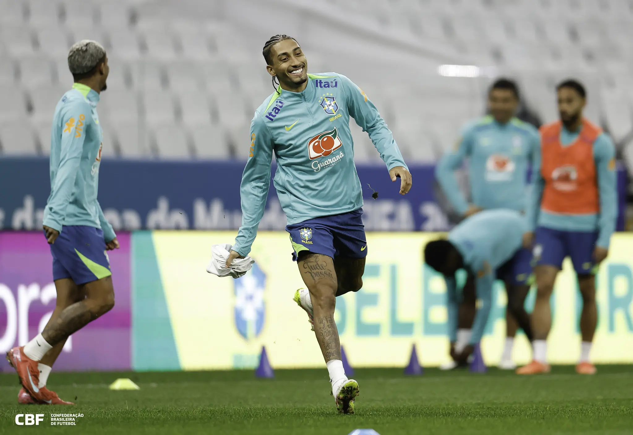 Raphinha chega à Granja Comary, e Seleção Brasileira tem o elenco completo à disposição