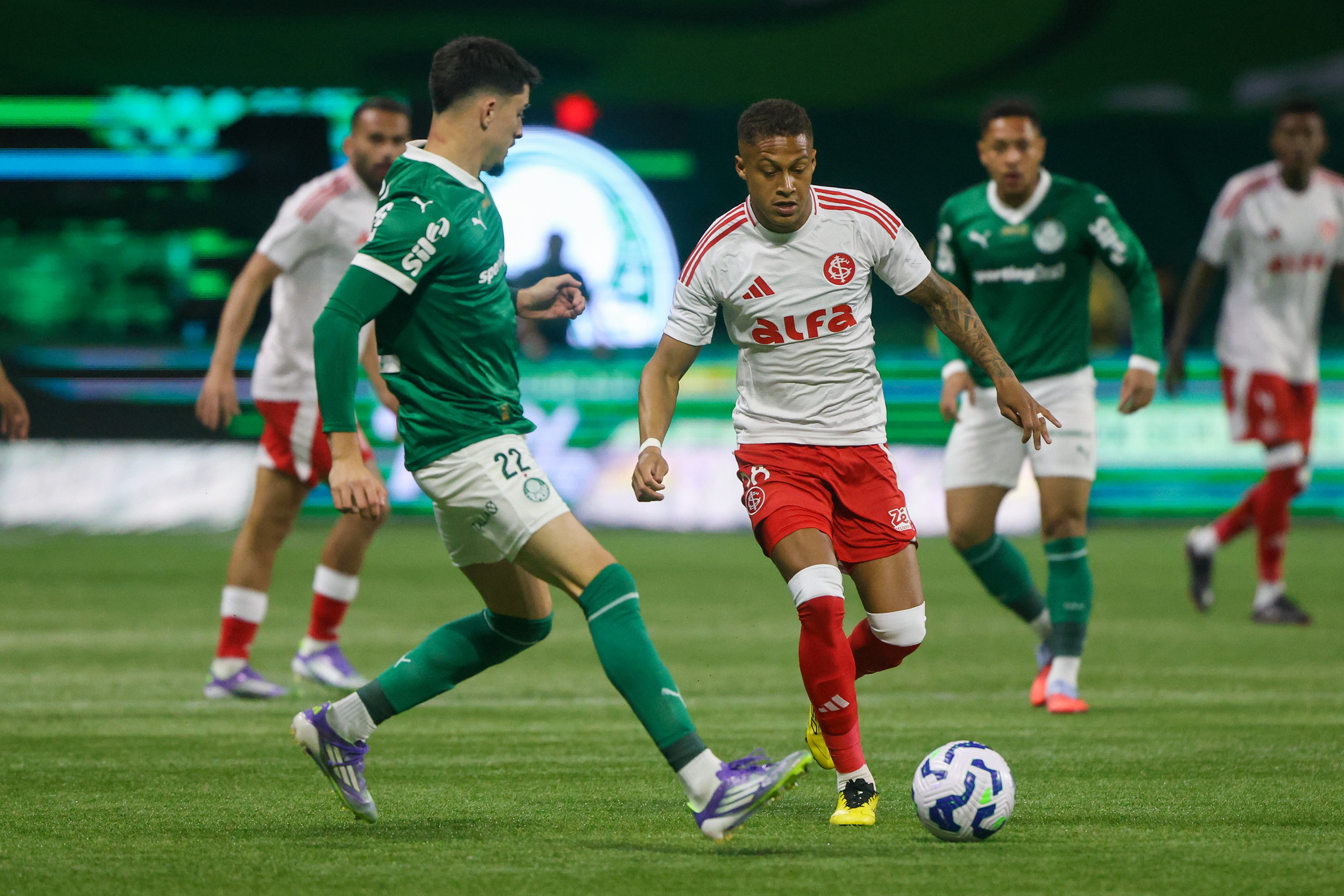 Palmeiras e Internacional se enfrentam no Campeonato Brasileiro em duelo emocionante