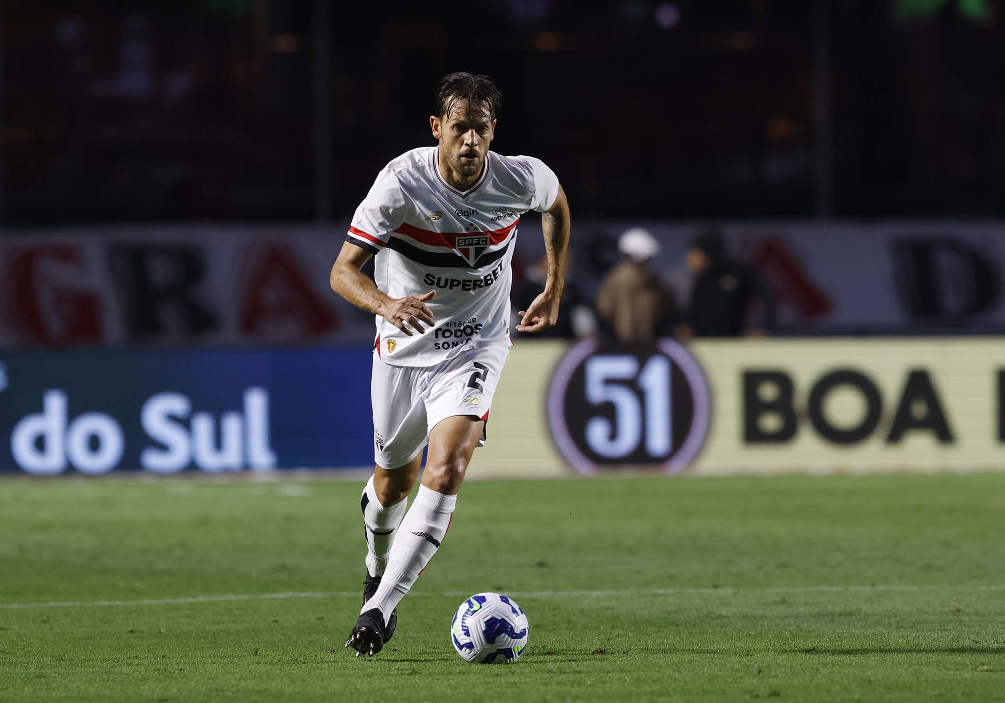 Toloi sente a coxa, chora após substituição e preocupa São Paulo