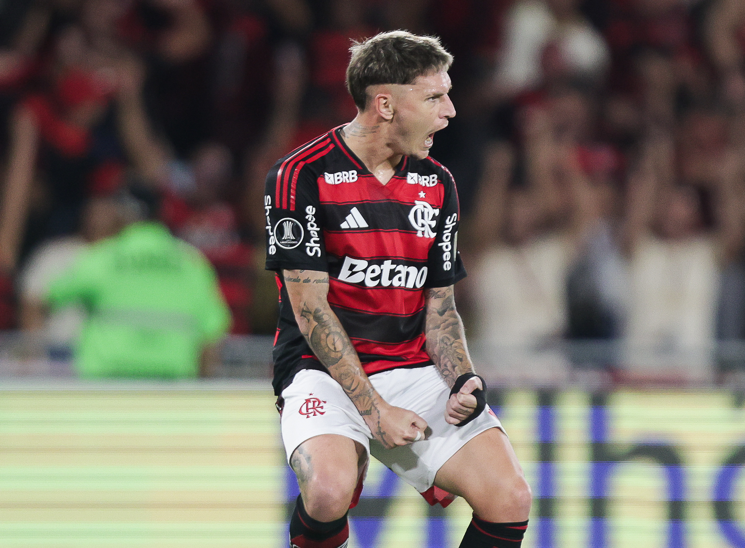 Varela brilha na lateral do Flamengo e supera Emerson Royal em desempenho