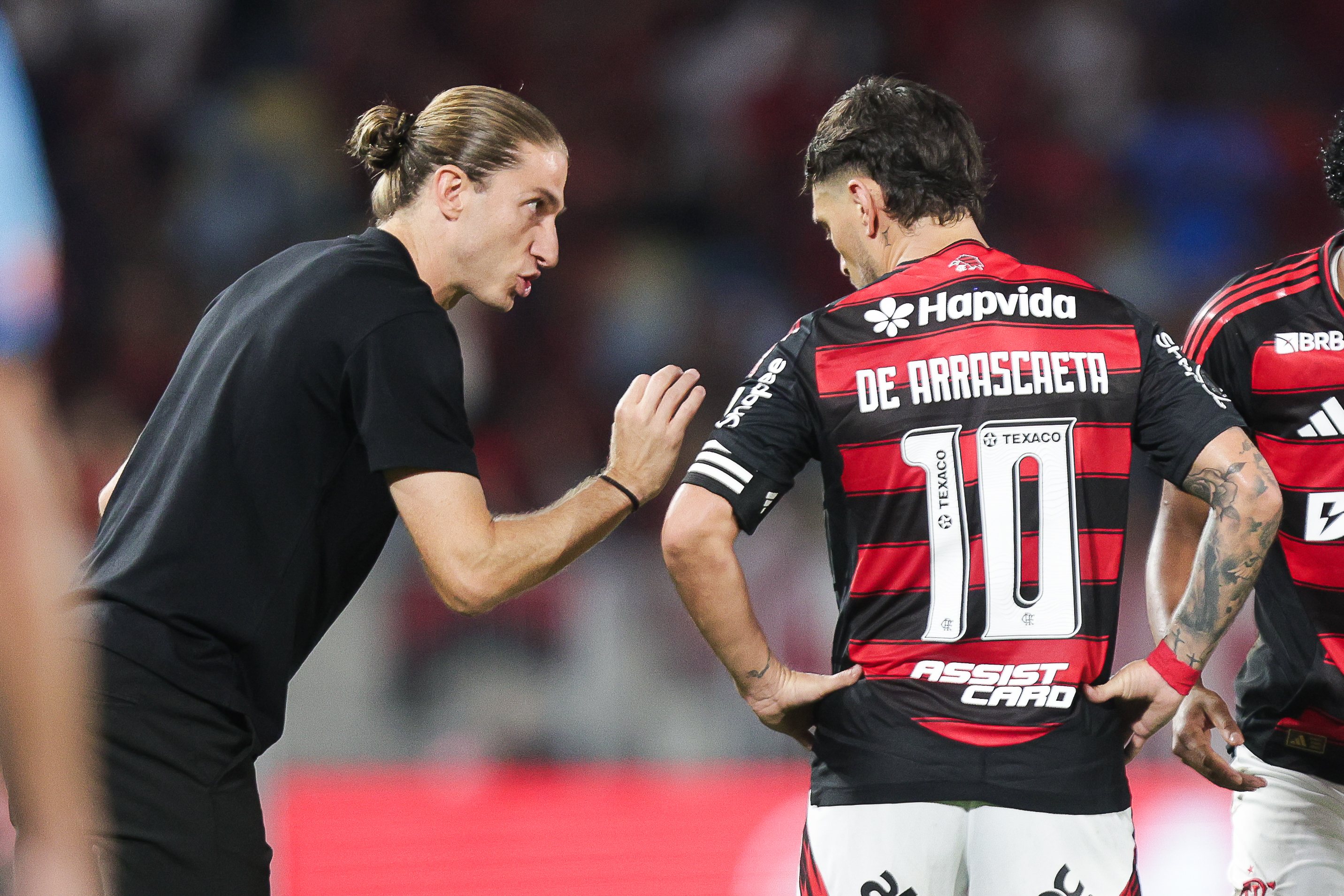 Filipe Luís critica árbitro da partida entre Flamengo e Estudiantes na Libertadores