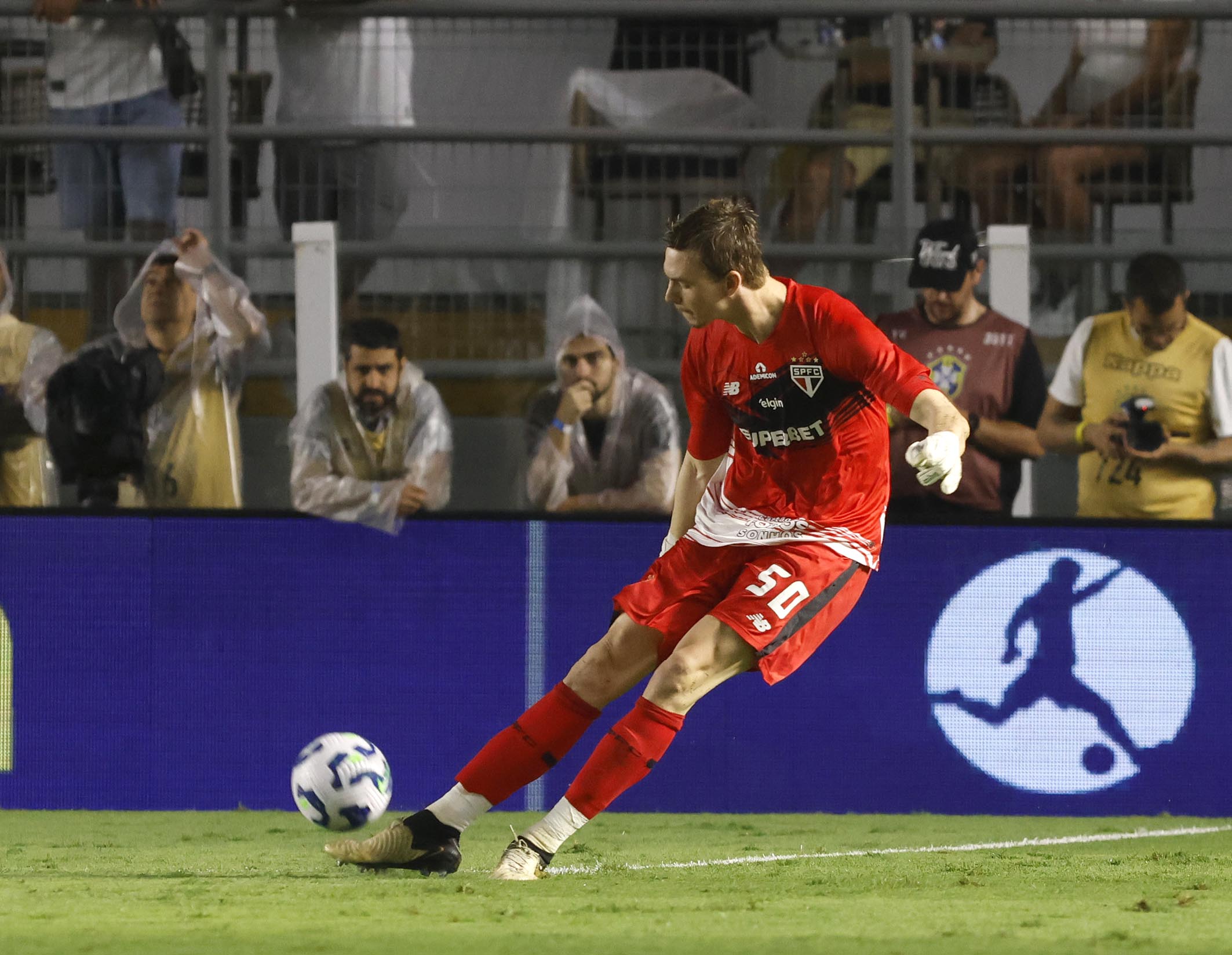Jovem goleiro apaga má impressão de estreia pelo São Paulo e agrada Crespo