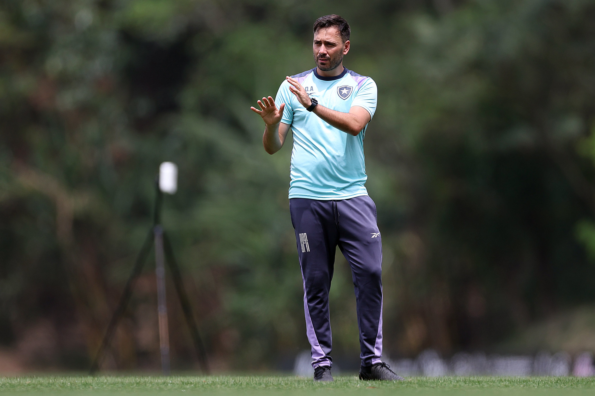 Desfalcado, Botafogo divulga relacionados para jogo contra o Grêmio