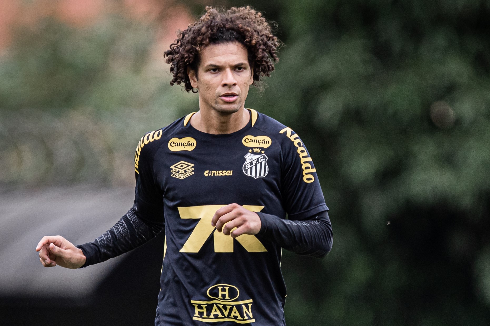 Arão treina normalmente e pode reforçar o Santos contra o Bragantino