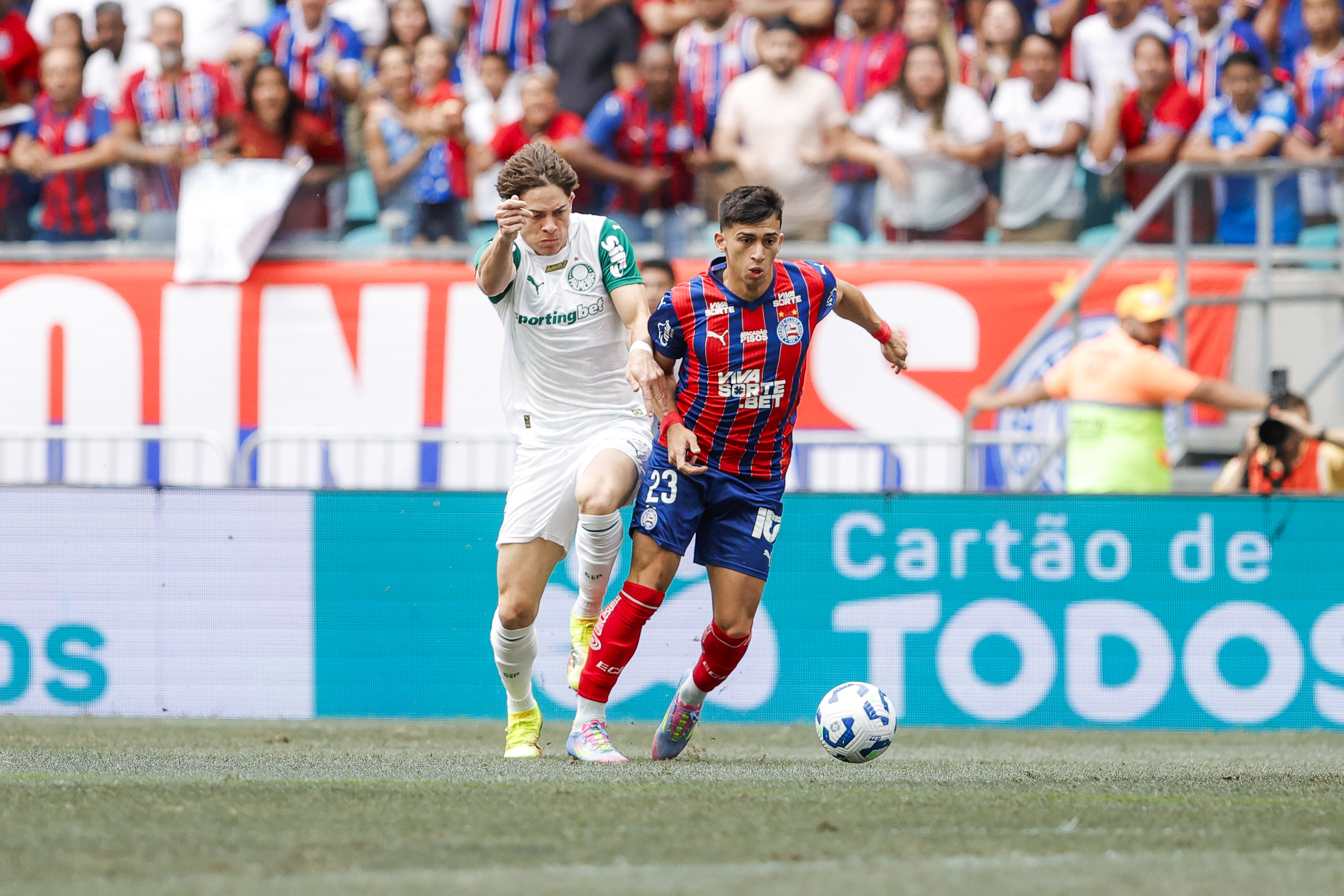 Fonte Nova defende qualidade do gramado após críticas do Palmeiras