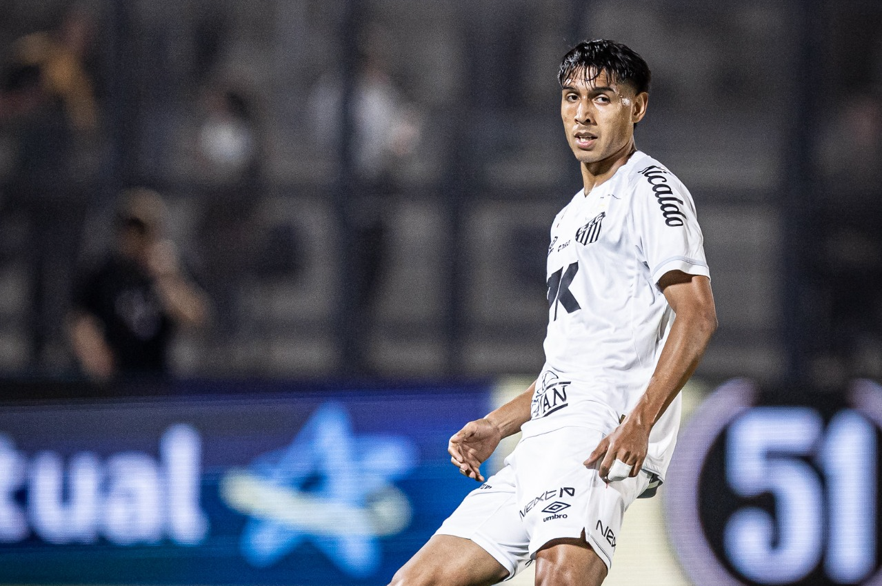 Alexis Duarte soma bons números em estreia pelo Santos e ganha elogios de Vojvoda
