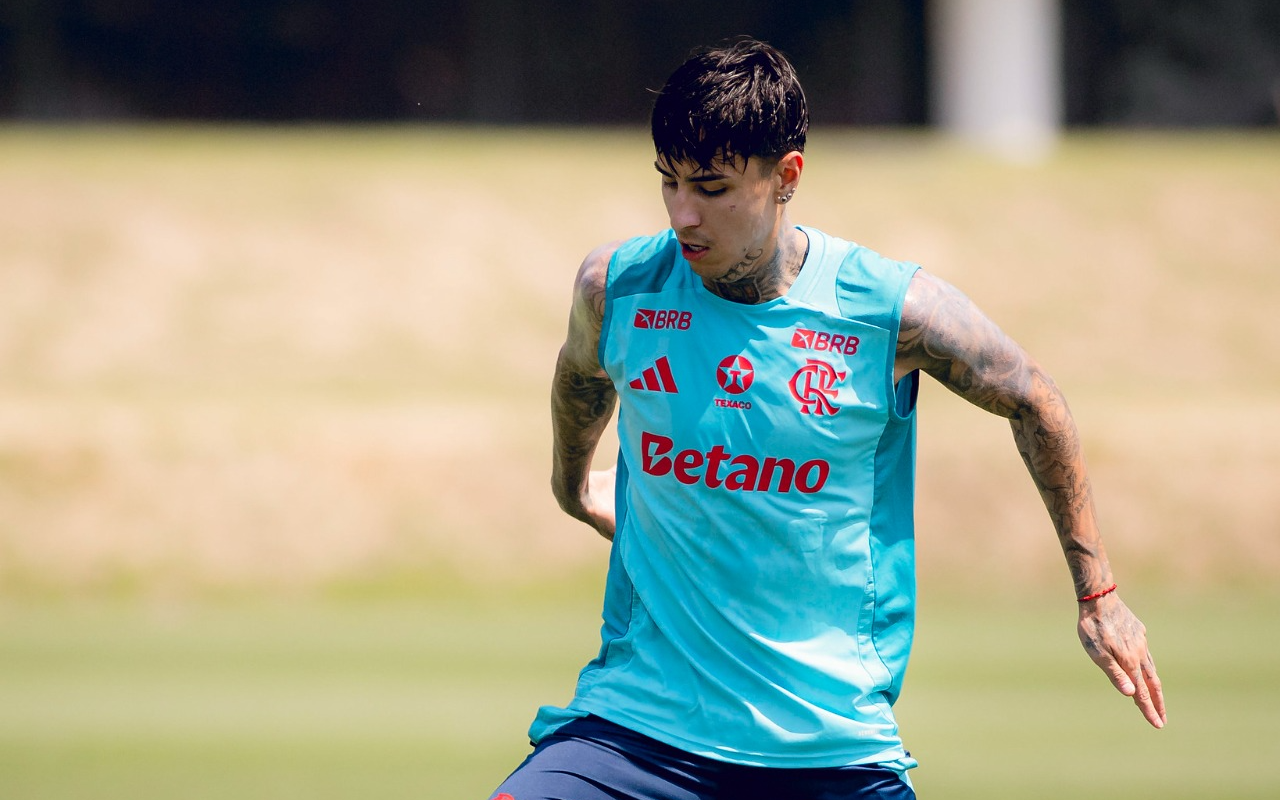 Pulgar participa de treino com bola na reapresentação do Flamengo no Ninho do Urubu