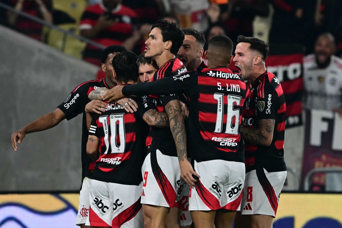 Flamengo sofre gol após expulsão e mantém vantagem mínima sobre Estudiantes