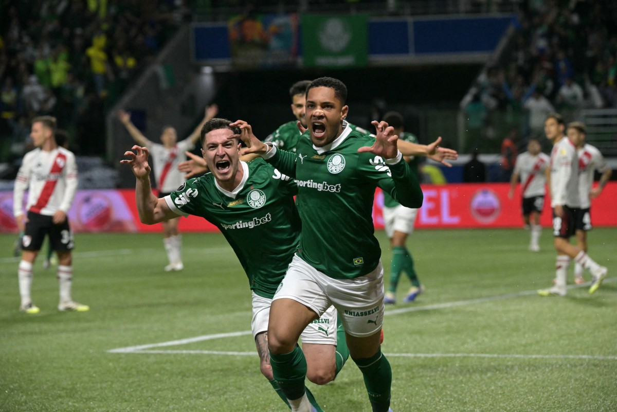 Vitor Roque celebra avanço do Palmeiras, mas alerta: 