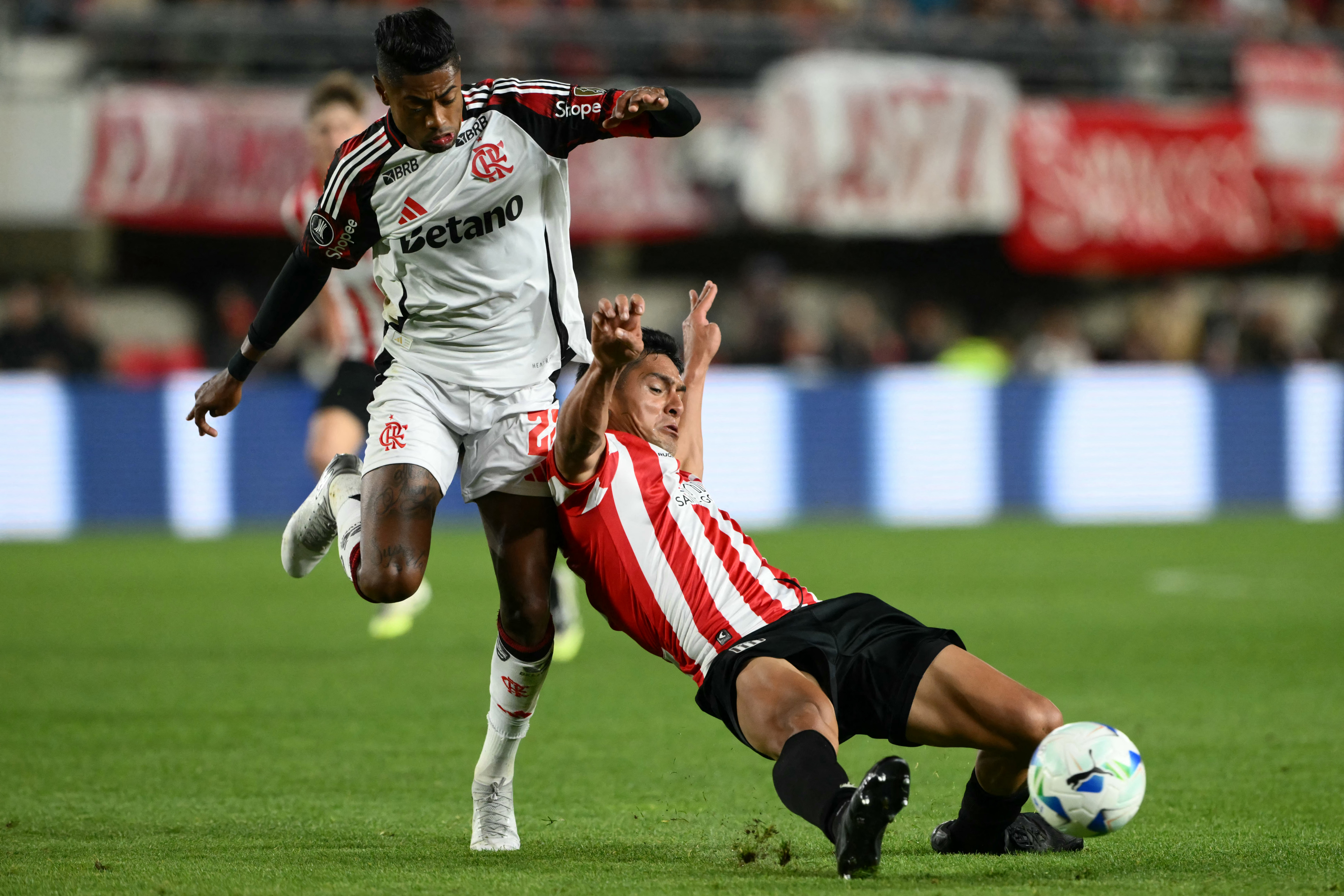 FLA EM ALERTA! Conmebol abre processo contra Bruno Henrique após gesto polêmico na Argentina