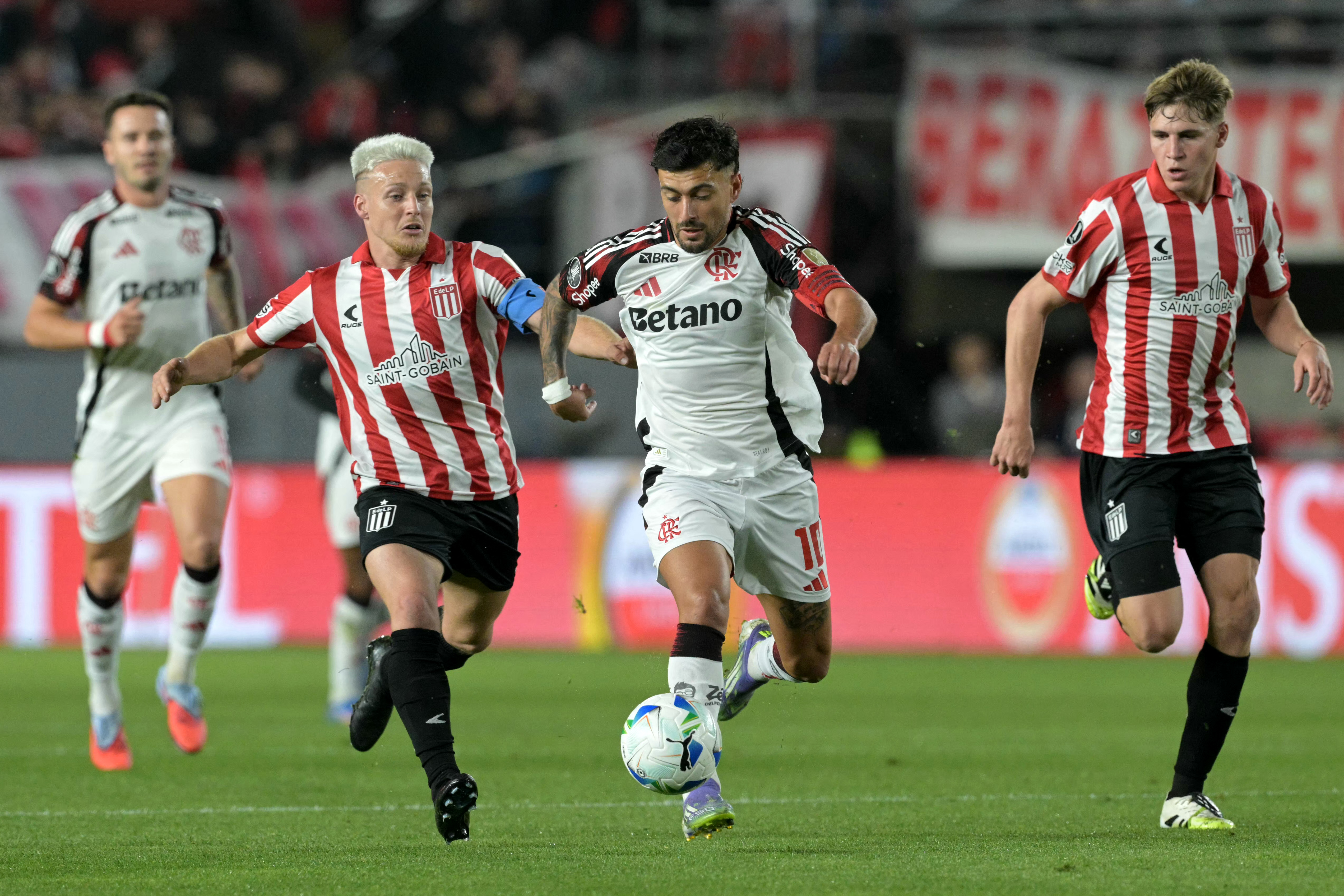 FALA, CRAQUE! Arrascaeta destaca falta de efetividade do Flamengo e elogia desempenho de Rossi