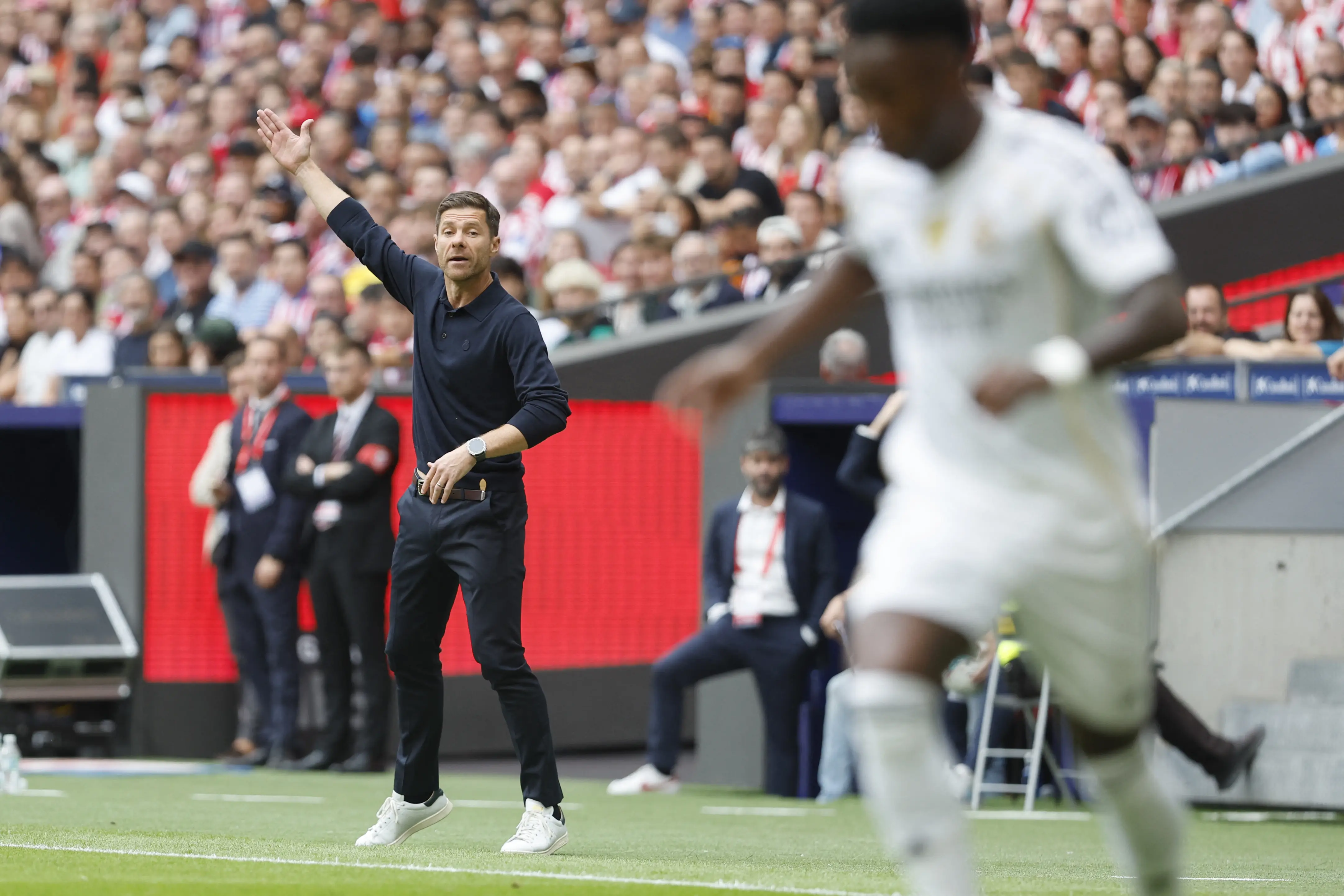 Xabi Alonso durante a partida contra o Atlético de Madrid
