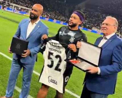 Memphis é homenageado com placa e camisa do Corinthians por recorde da Holanda