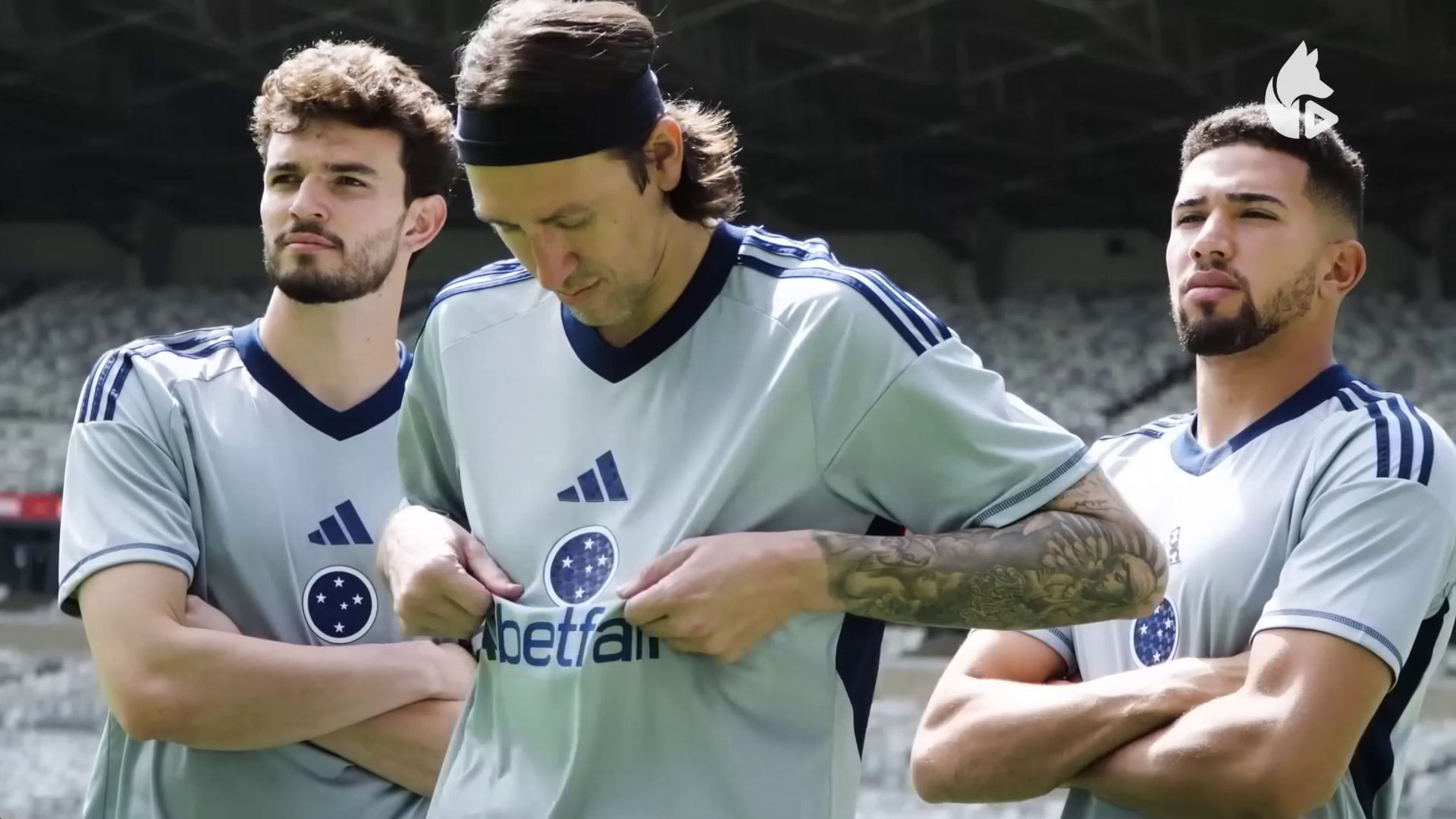Cássio recebe a ‘Camisa de Gigantes’ do Cruzeiro; veja bastidores
