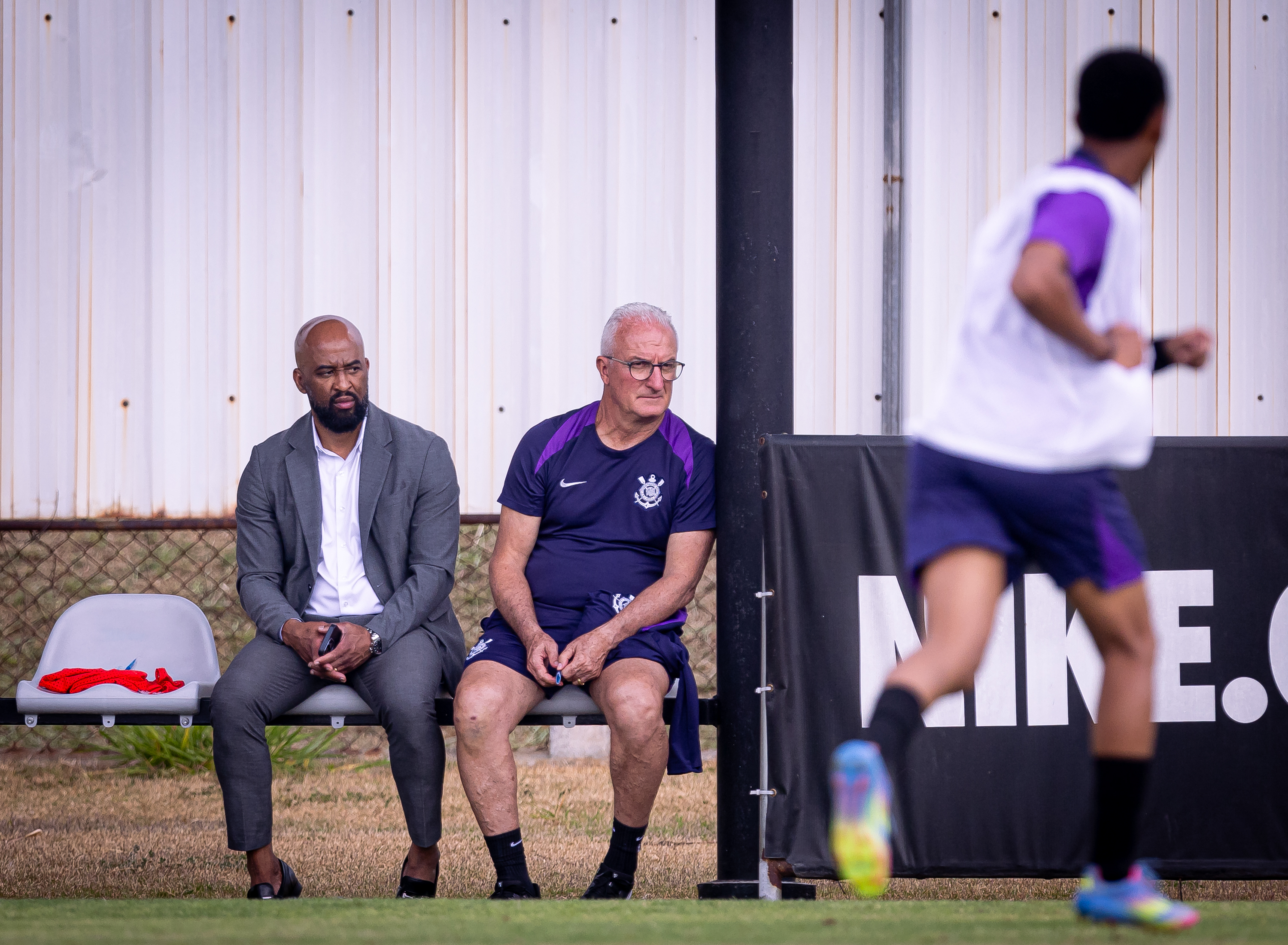 Dorival e Fabinho analisam promessas do Corinthians durante treino do sub-20