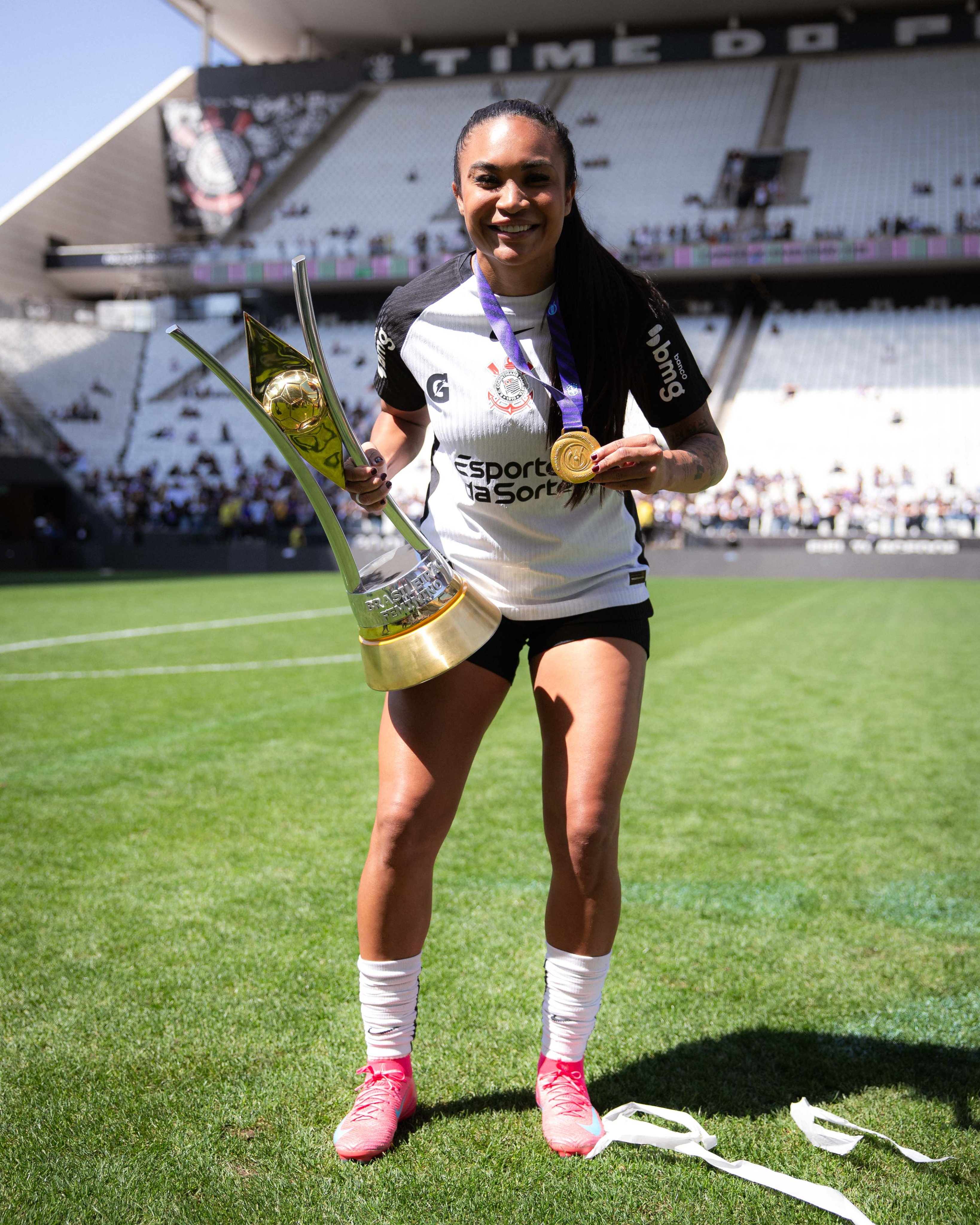 Zagueira comemora título pelo Corinthians e mira novas conquistas no futebol