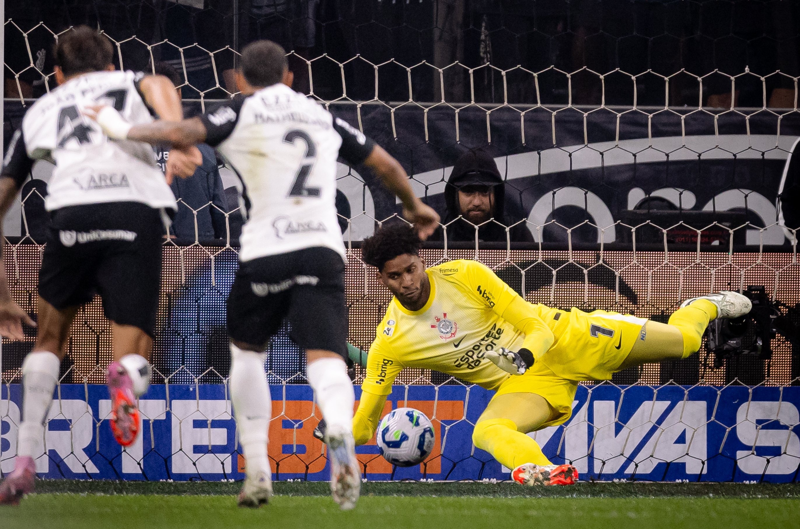 Hugo Souza supera Dida e chega a oitava defesa de pênalti no Corinthians