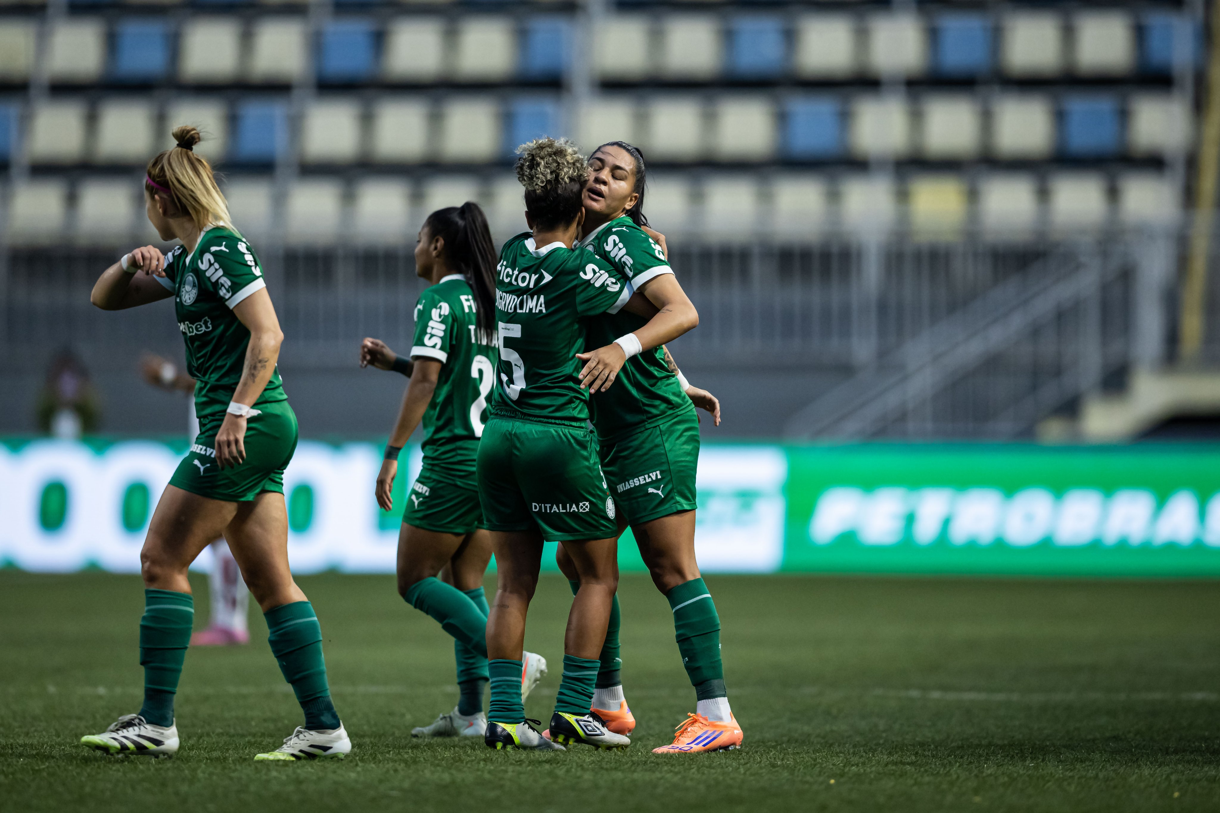 Palmeiras vence São Paulo e mantém pressão no Paulistão feminino