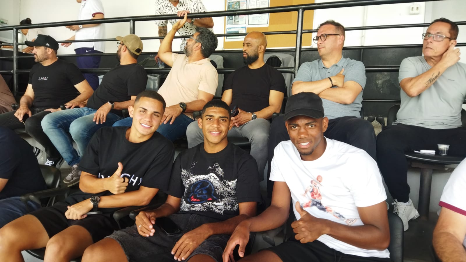 Fabinho Soldado e Gui Negão assistem a partida do Corinthians sub-20