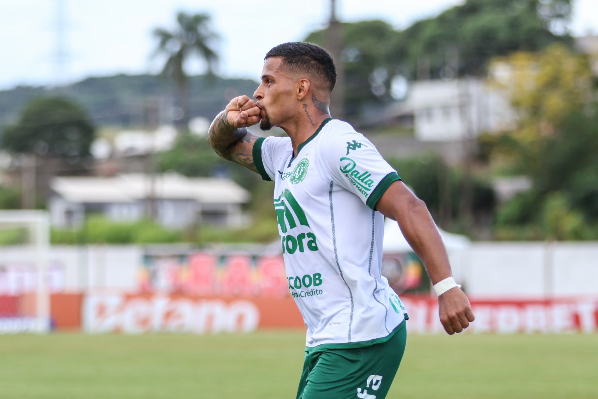 Reforço do São Paulo, Mailton é líder em aproveitamento de gols de falta na Série B
