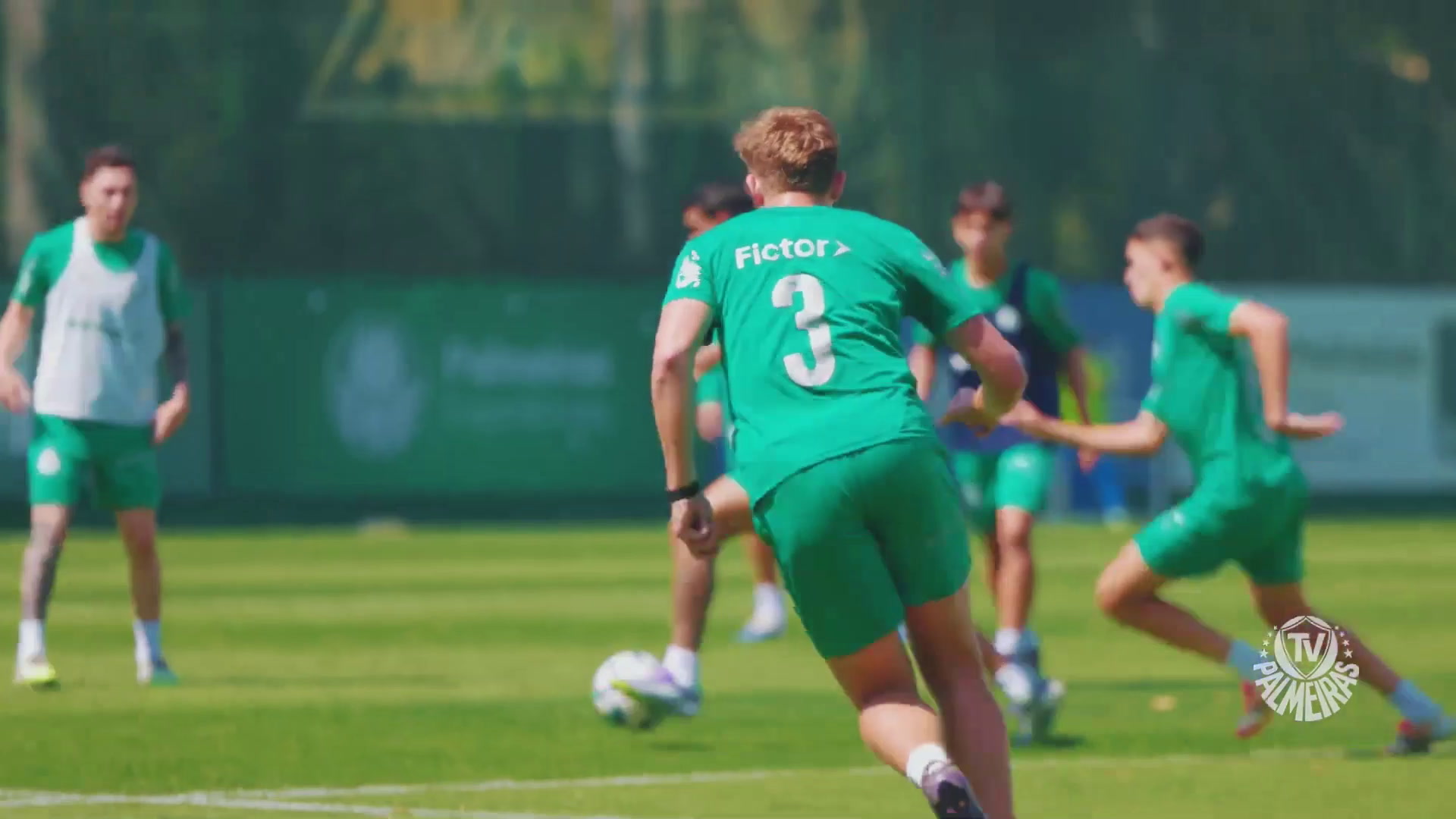 Golaços e defesas impressionantes marcam treino do Palmeiras