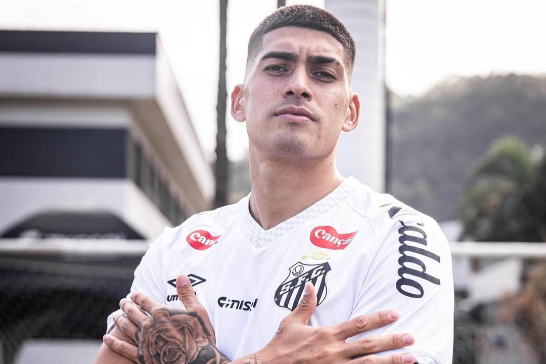Frías promete atitude e boa saída de bola no Santos: 
