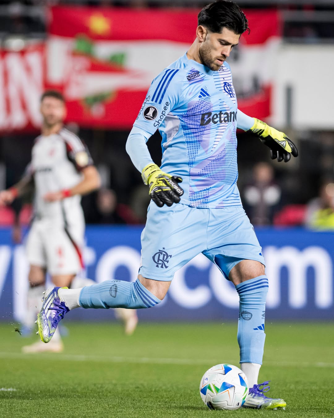 Rossi se destaca nos pênaltis e Flamengo avança para a semifinal