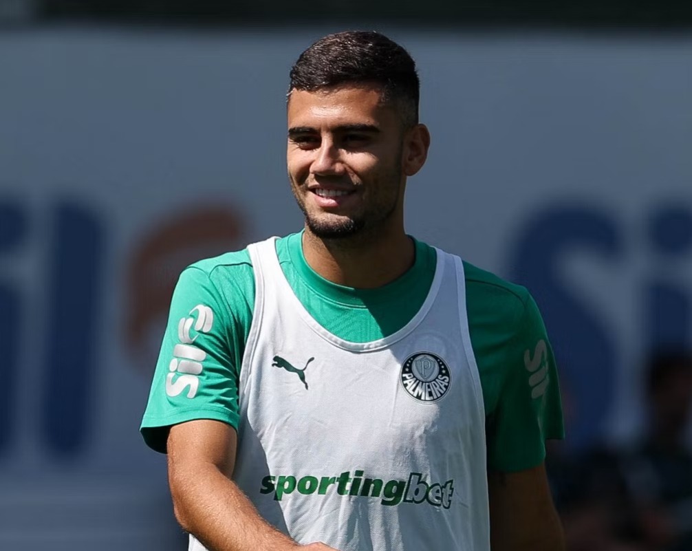 QUAL SUA OPINIÃO? Andreas Pereira é visto como opção para segundo volante no Palmeiras pela torcida