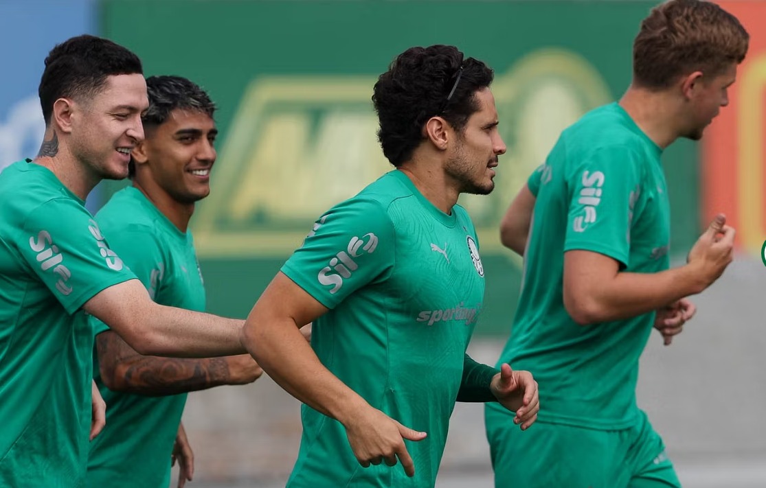 VEIGA ESTÁ DE VOLTA? Meia retoma treinos e promete agitar o Verdão nesta reta final.