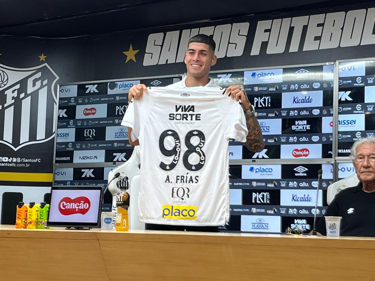 Frías celebra desafio no Santos e relembra 
