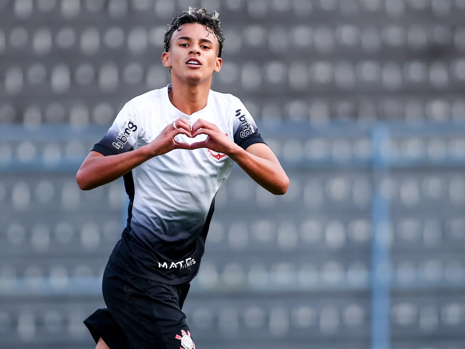 Timão inscreve 3 promessas no Brasileirão e já pensa no futuro enquanto encara o Fluminense no Maracanã.
