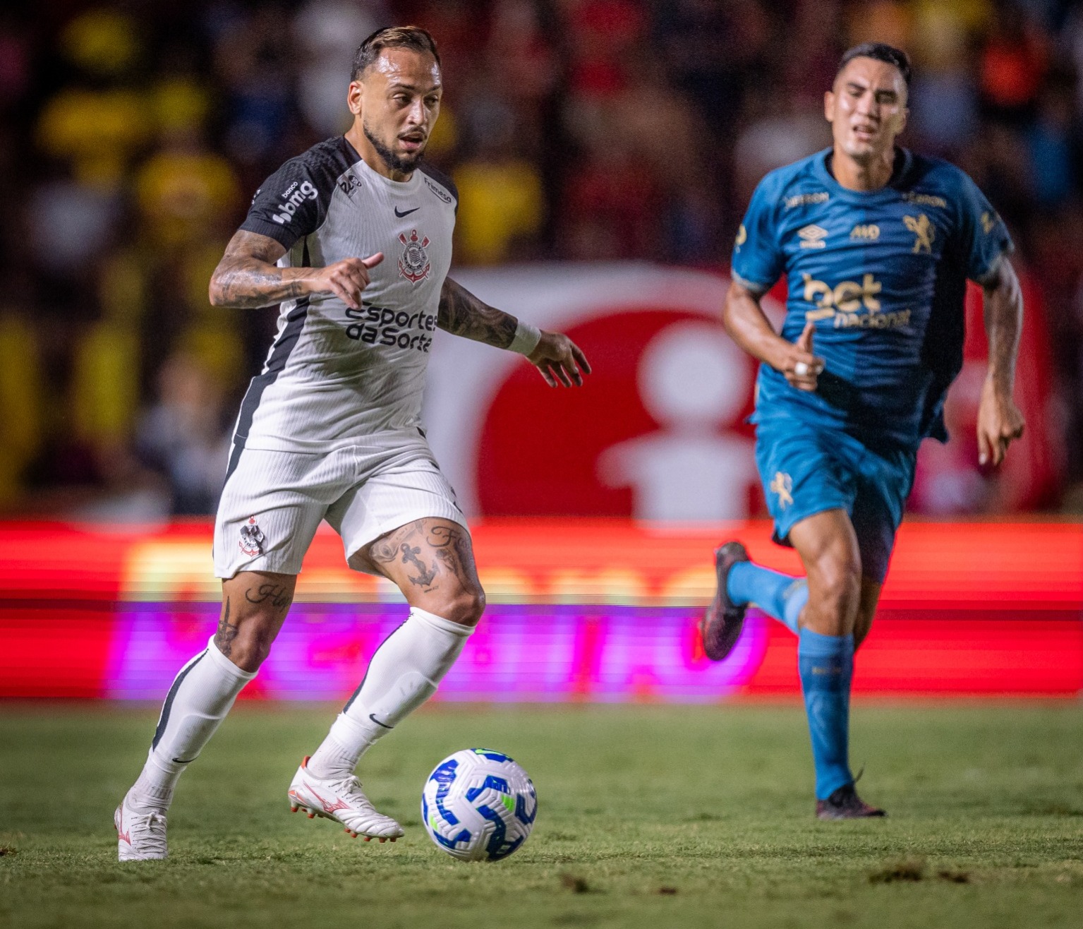 RENOVA OU SAI? Maycon deixa futuro no ar