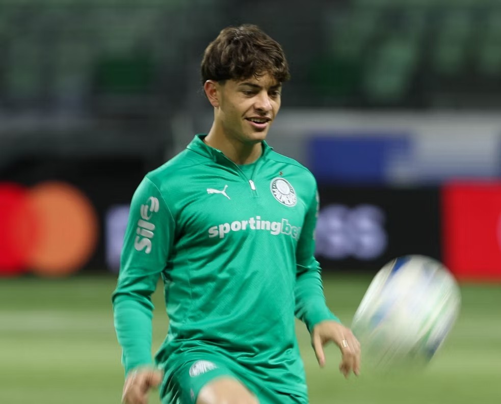 Giay tenta solidificar titularidade no Palmeiras e desafiar Khellven na lateral