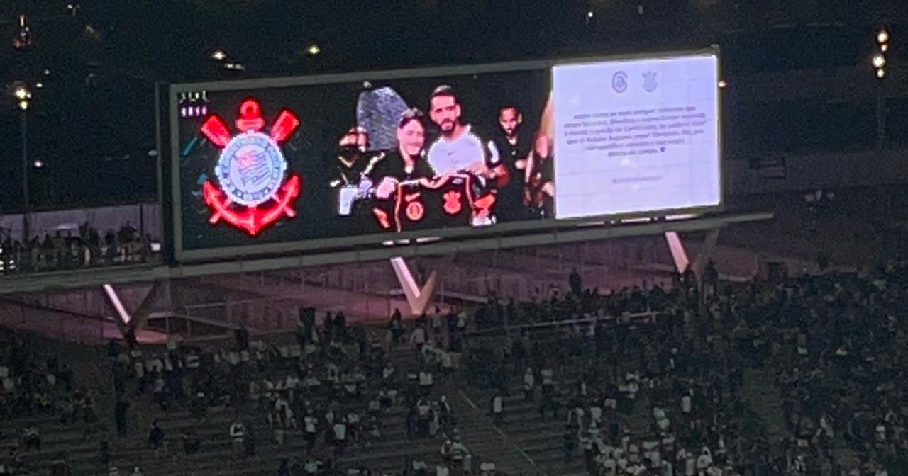Renato Augusto recebe homenagem emocionante do Corinthians e camisa das mãos de Garro