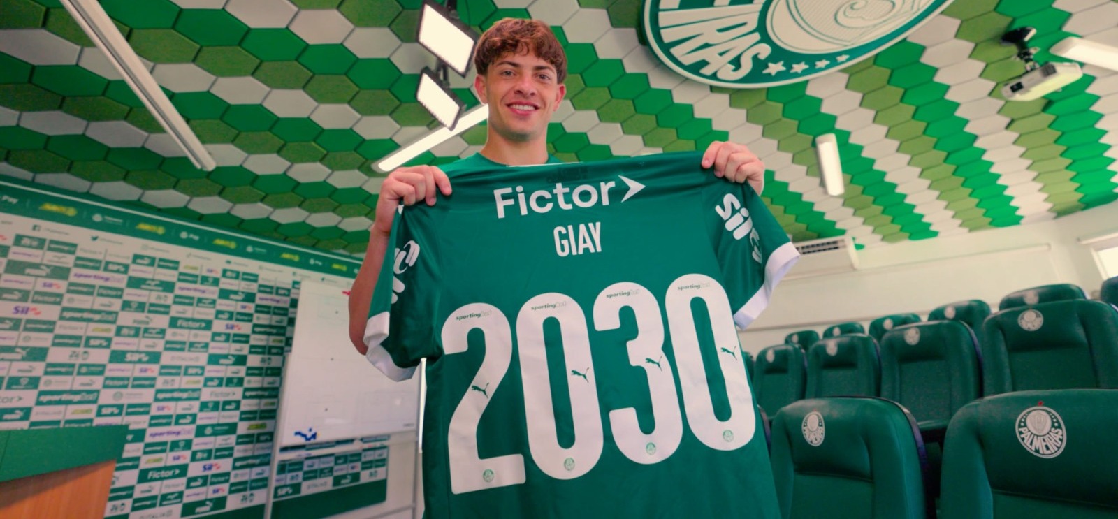 FICA ATÉ 2030? Verdão garante permanência do jovem defensor