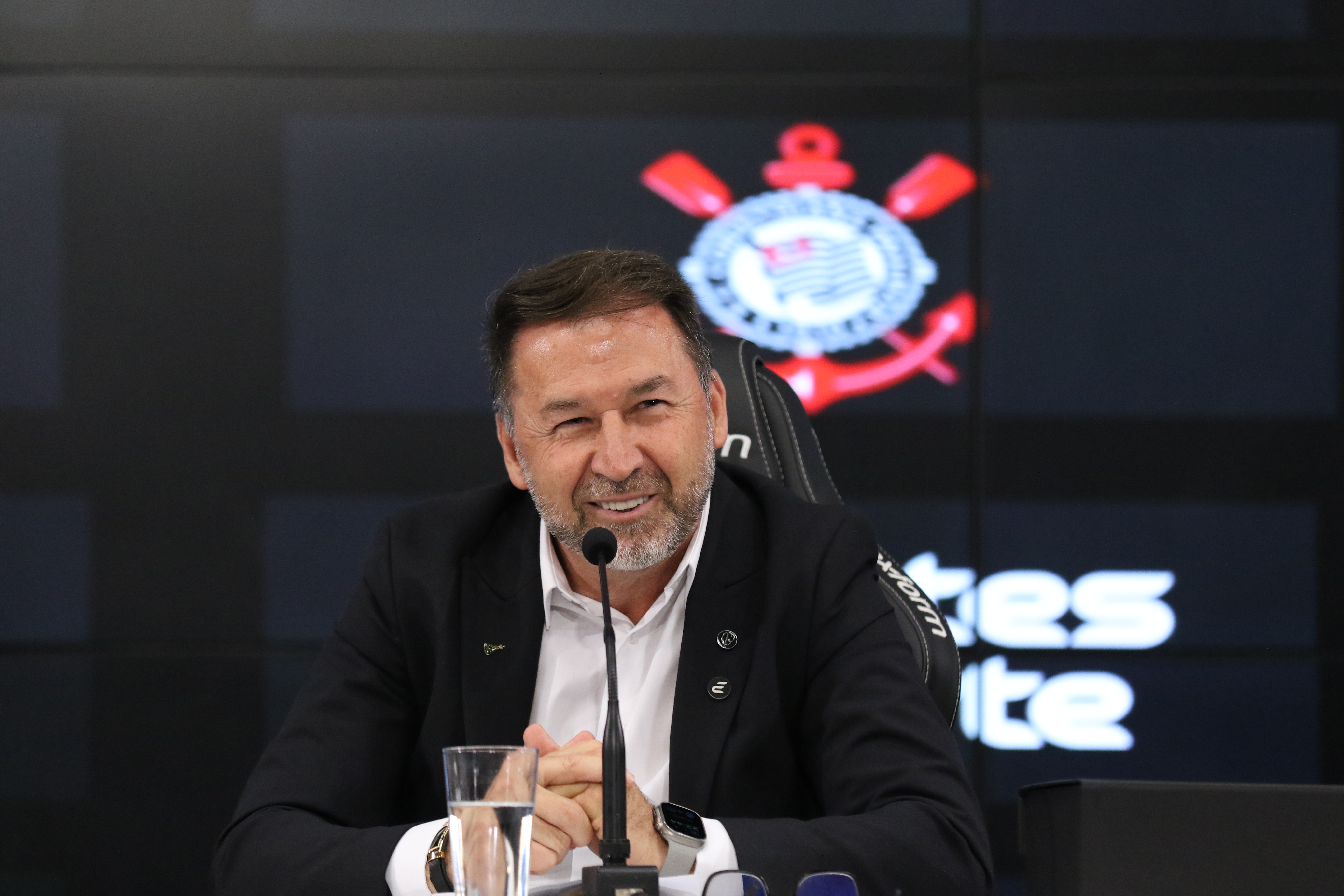 EX-PRESIDENTE REBATE CRÍTICAS! Augusto Melo joga crise do Corinthians nas mãos da nova diretoria