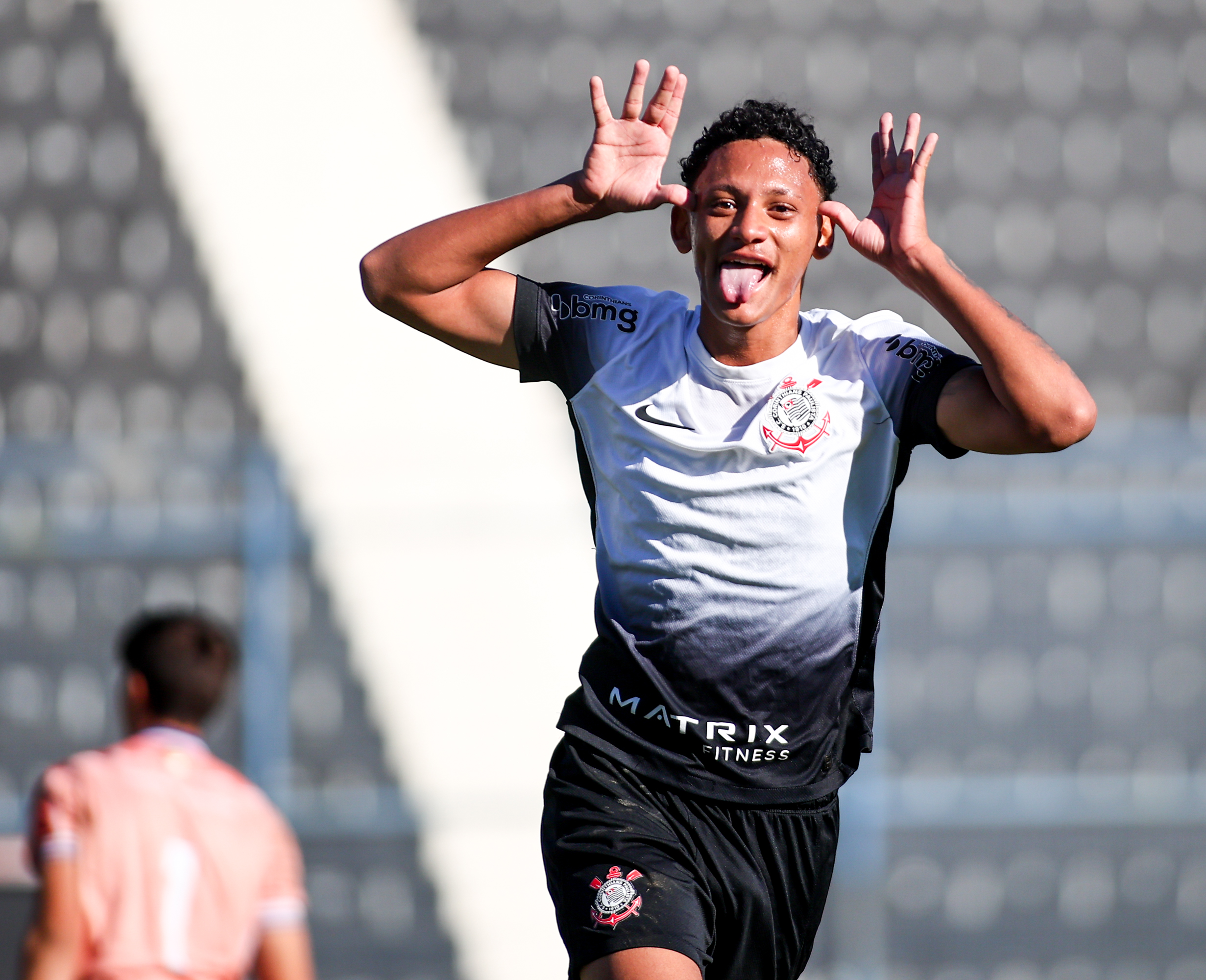 DESTAQUE NA BASE! Corinthians renova contrato e aumenta multa de filho de ex-jogador!