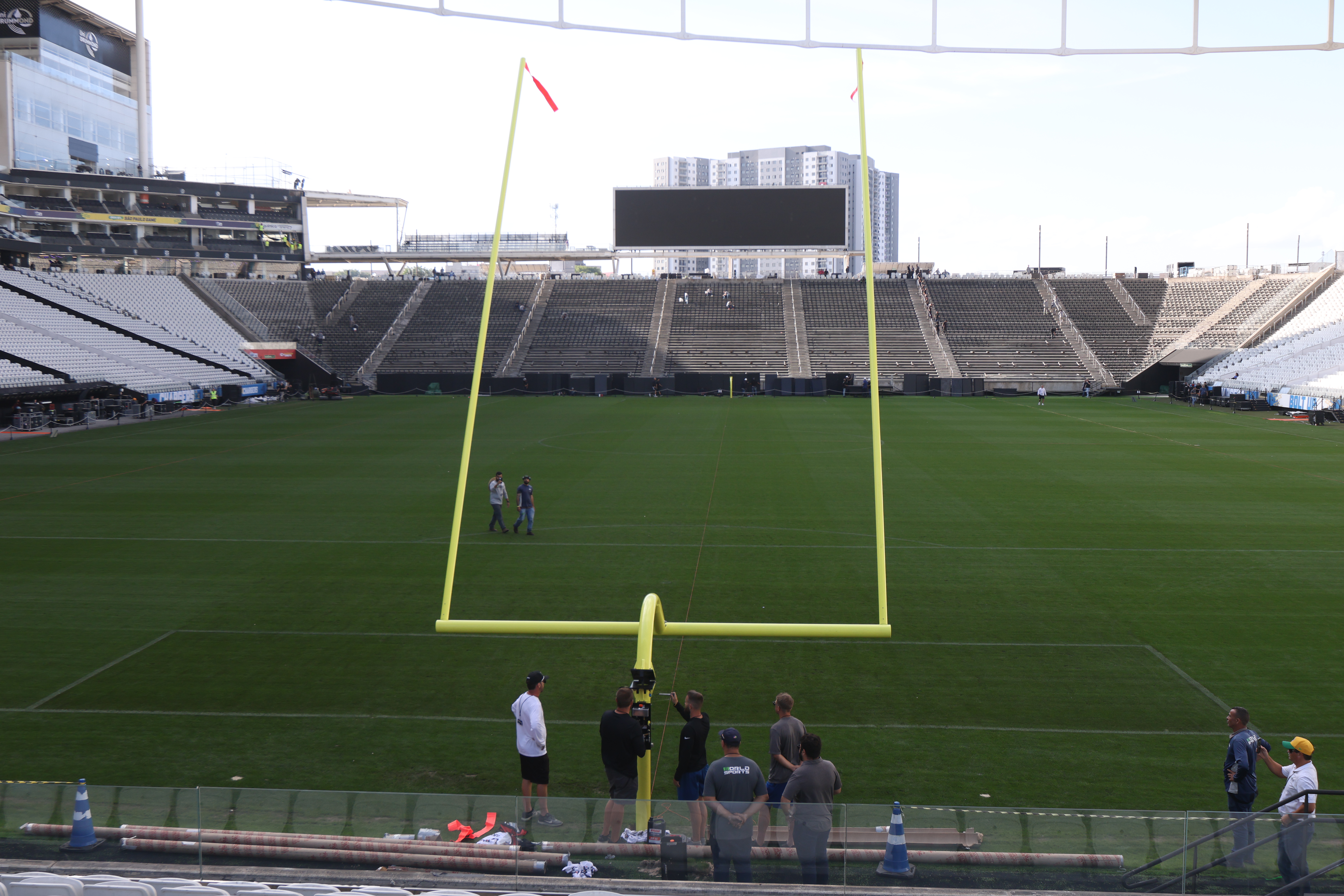 Neo Química Arena, do Corinthians, se transforma para receber jogo da NFL; veja fotos