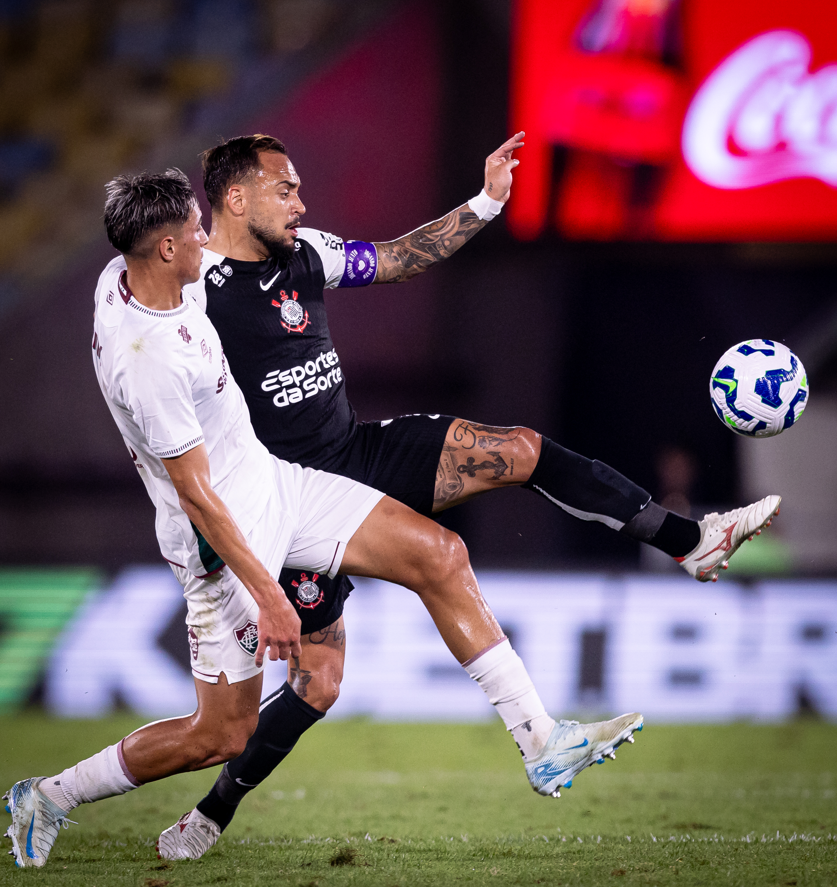 Corinthians vence sem brilho, usando eficiência e um toque de sorte