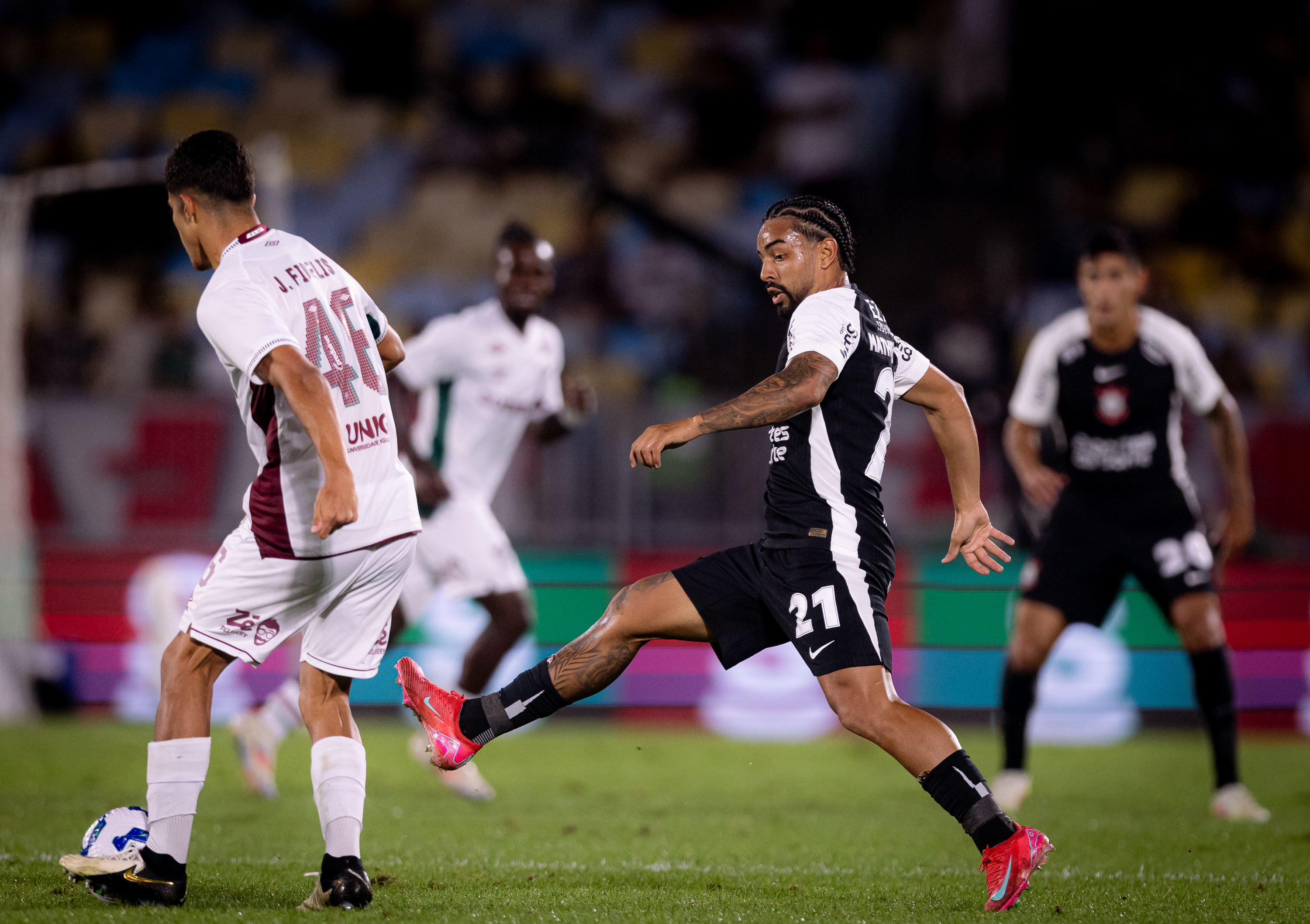 FINALMENTE! Corinthians encerra jejum de três anos ao vencer Fluminense no Maracanã
