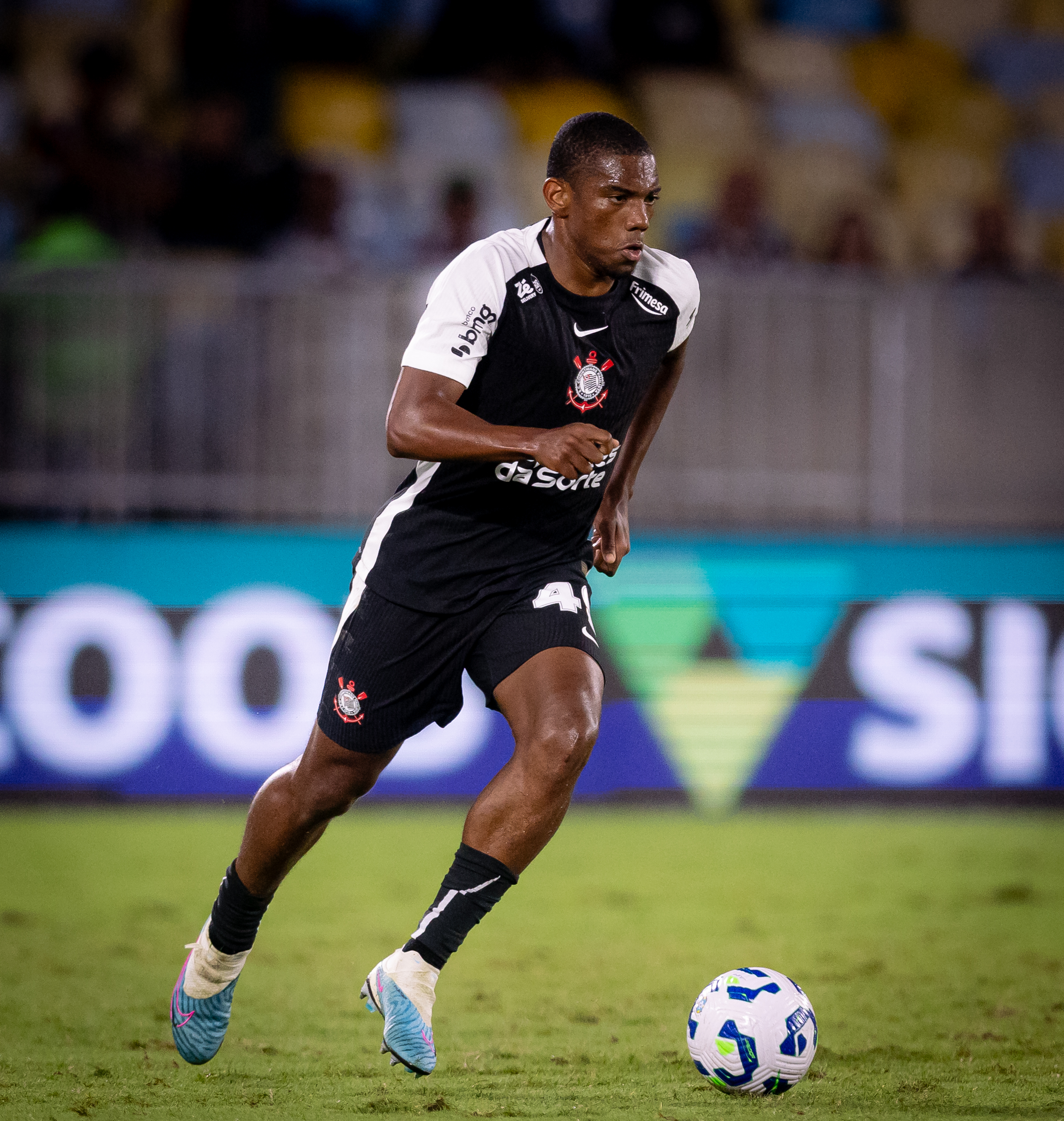 ESTREIA PROMISSORA! Volante André Luiz brilha em vitória do Corinthians no Maracanã