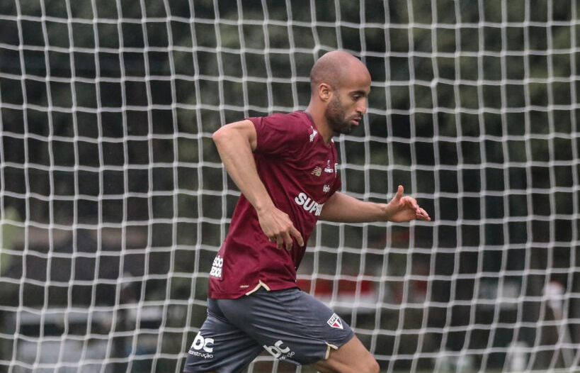 Lucas treina com a preparação física do São Paulo no campo e avança em recuperação