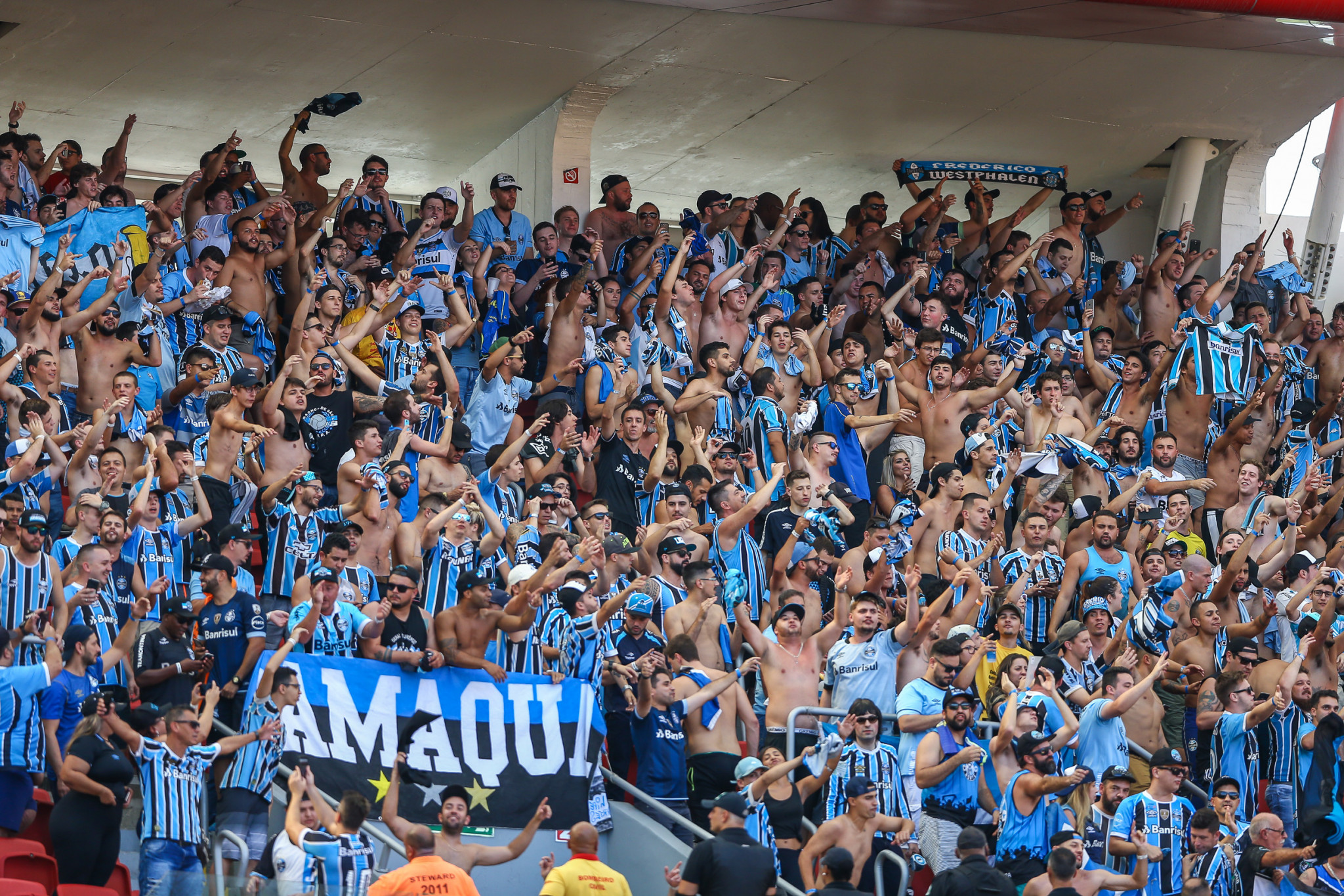 Torcida do Grêmio protesta após eliminação e grita por Renato Portaluppi