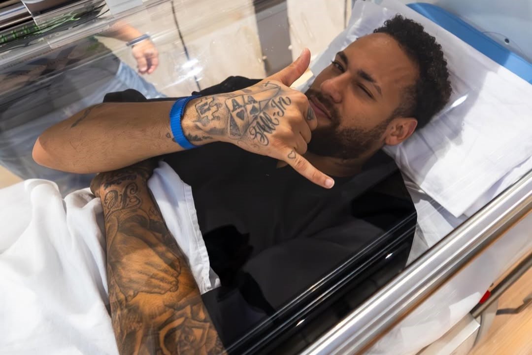 Neymar registra tratamento de lesão no CT do Santos