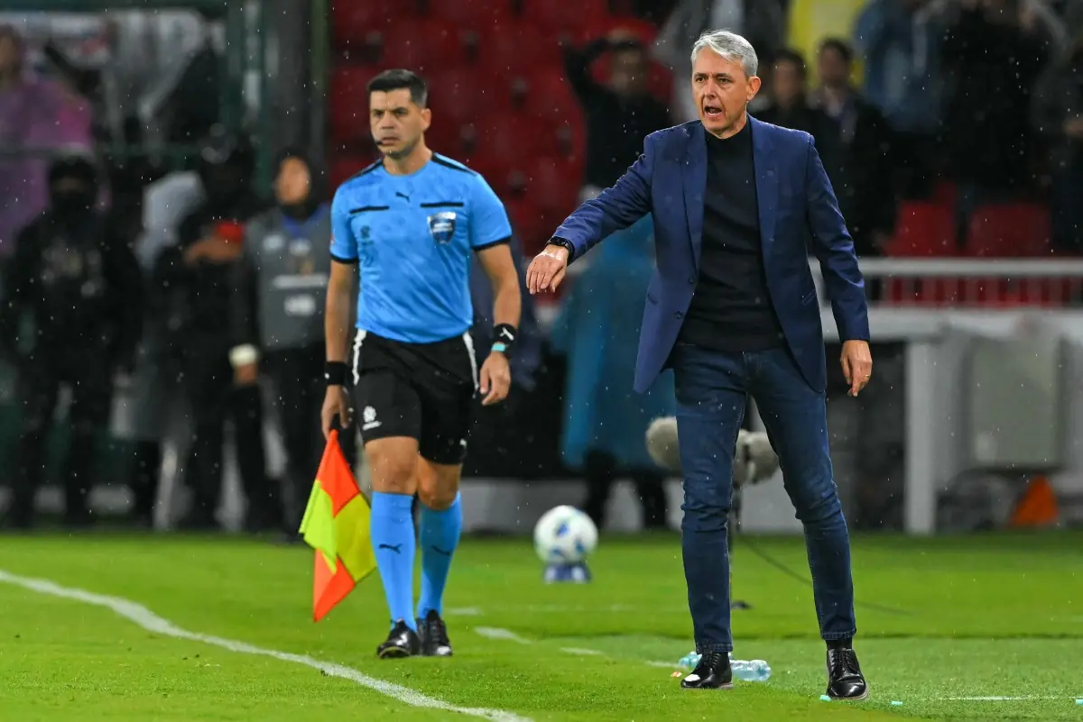 O técnico da Liga de Quito, Tiago Nunes, gesticula durante o jogo de ida das quartas de final da Copa Libertadores entre Liga de Quito (Equador) e São Paulo (Brasil), realizado no Estádio Rodrigo Paz Delgado, em Quito, em 18 de setembro de 2025.