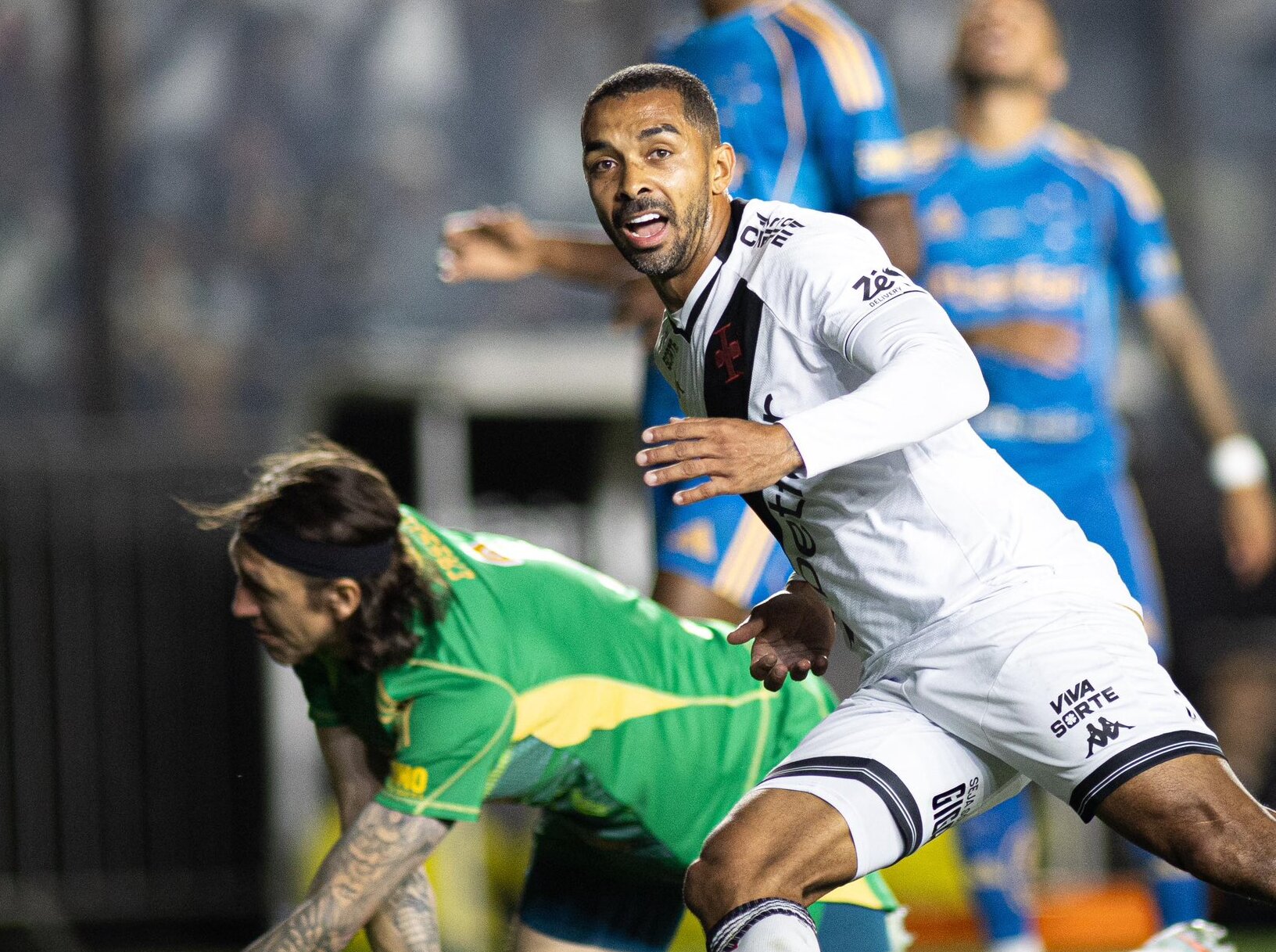 Vasco intensifica treinos para duelo importante contra o Flamengo no Brasileirão