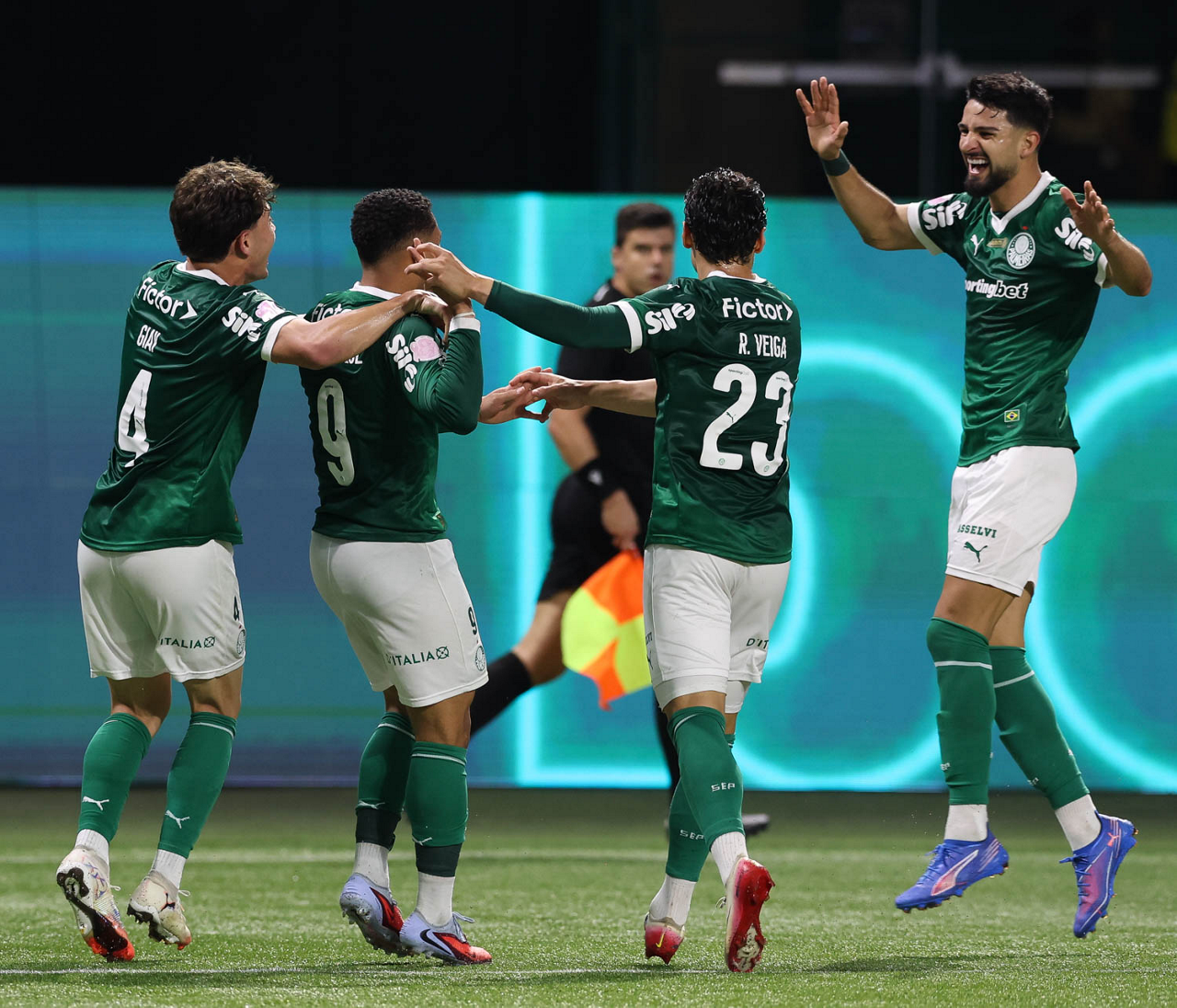 Palmeiras busca vantagem no Brasileirão com dobradinha em casa